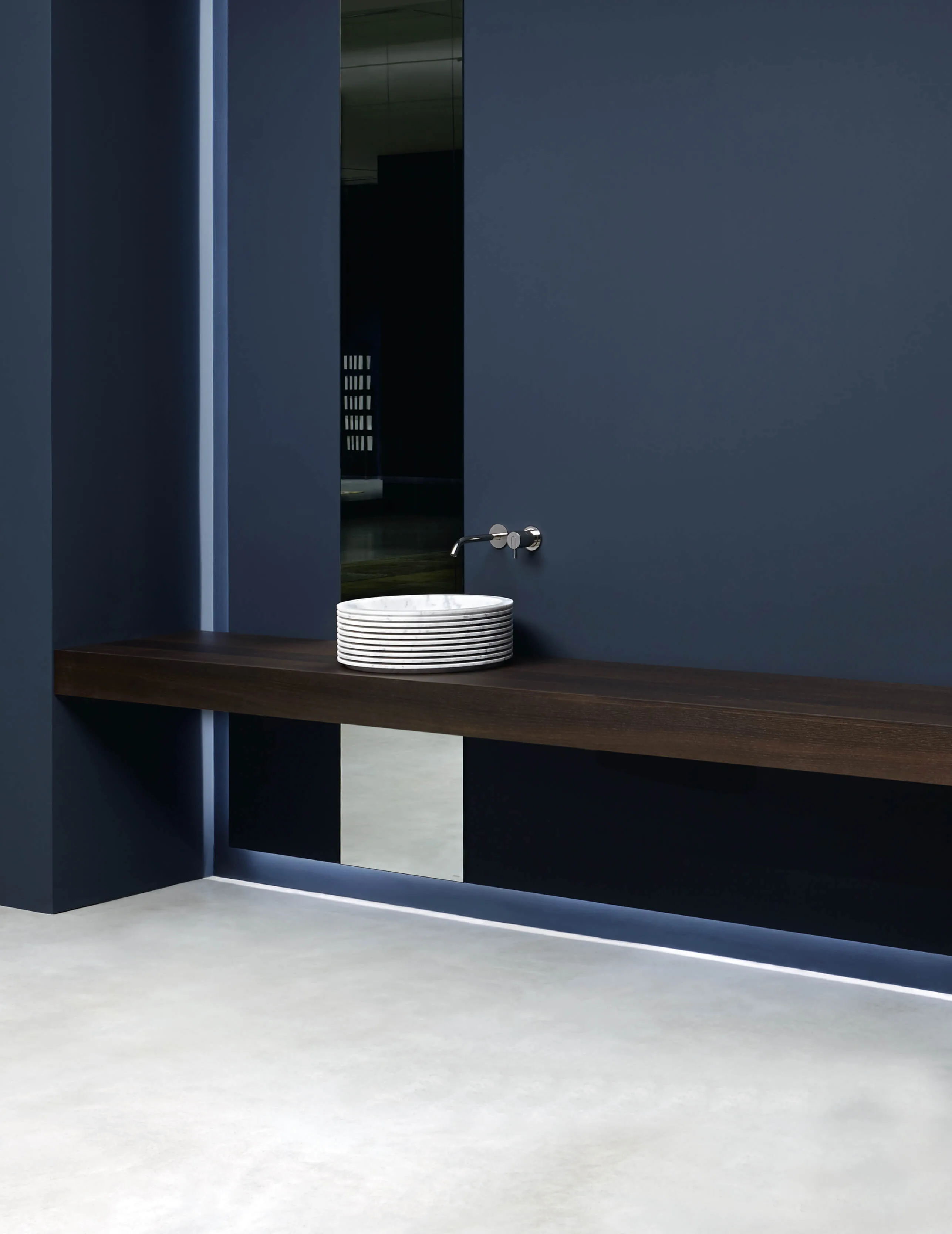 Italienisches Badezimmer Design von Antioniolupi Waschbereich mit Holzbrett samt weißem Aufsatzbecken vor dunkelblauer Wand