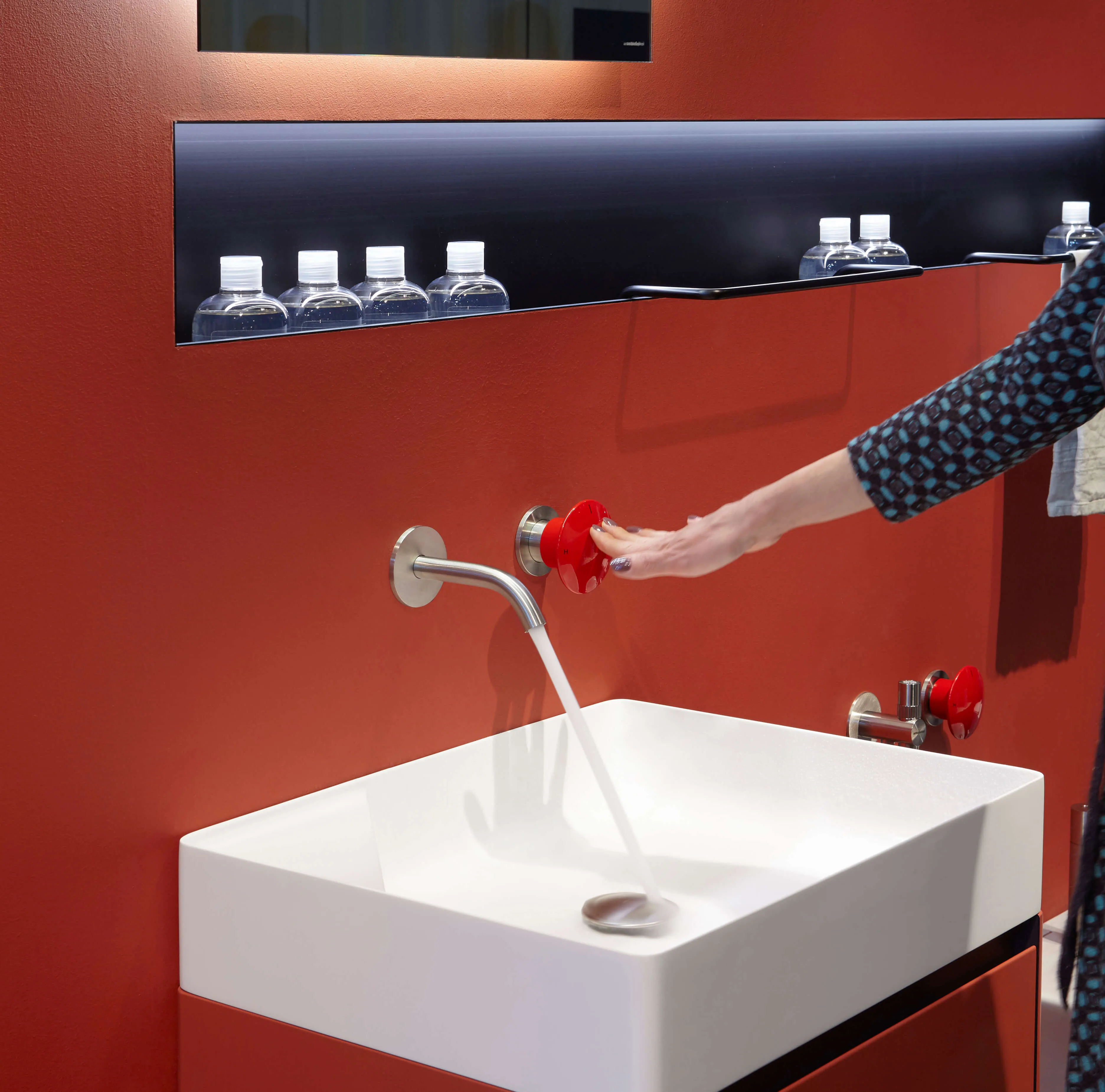 Italienisches Badezimmer mit Notknöpfen als Armaturelement Ironische Armatur in roter Knopfform für italienische Badezimmer