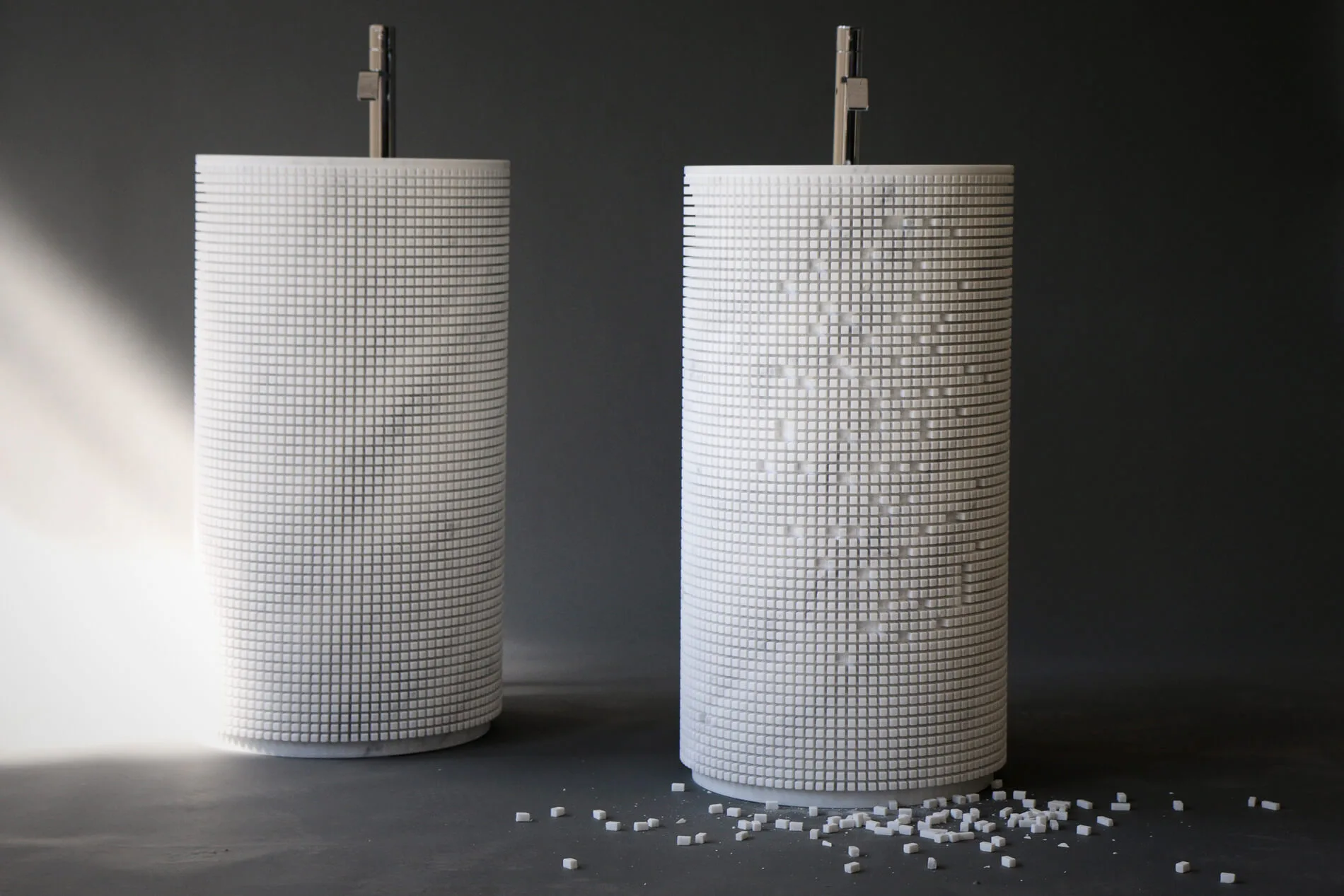 Zwei Waschtonnen mit Mosaik Zwei zylindrische Waschtonnen mit weißem Mosaik - eine komplett, die andere mit herausgelösten Steinchen