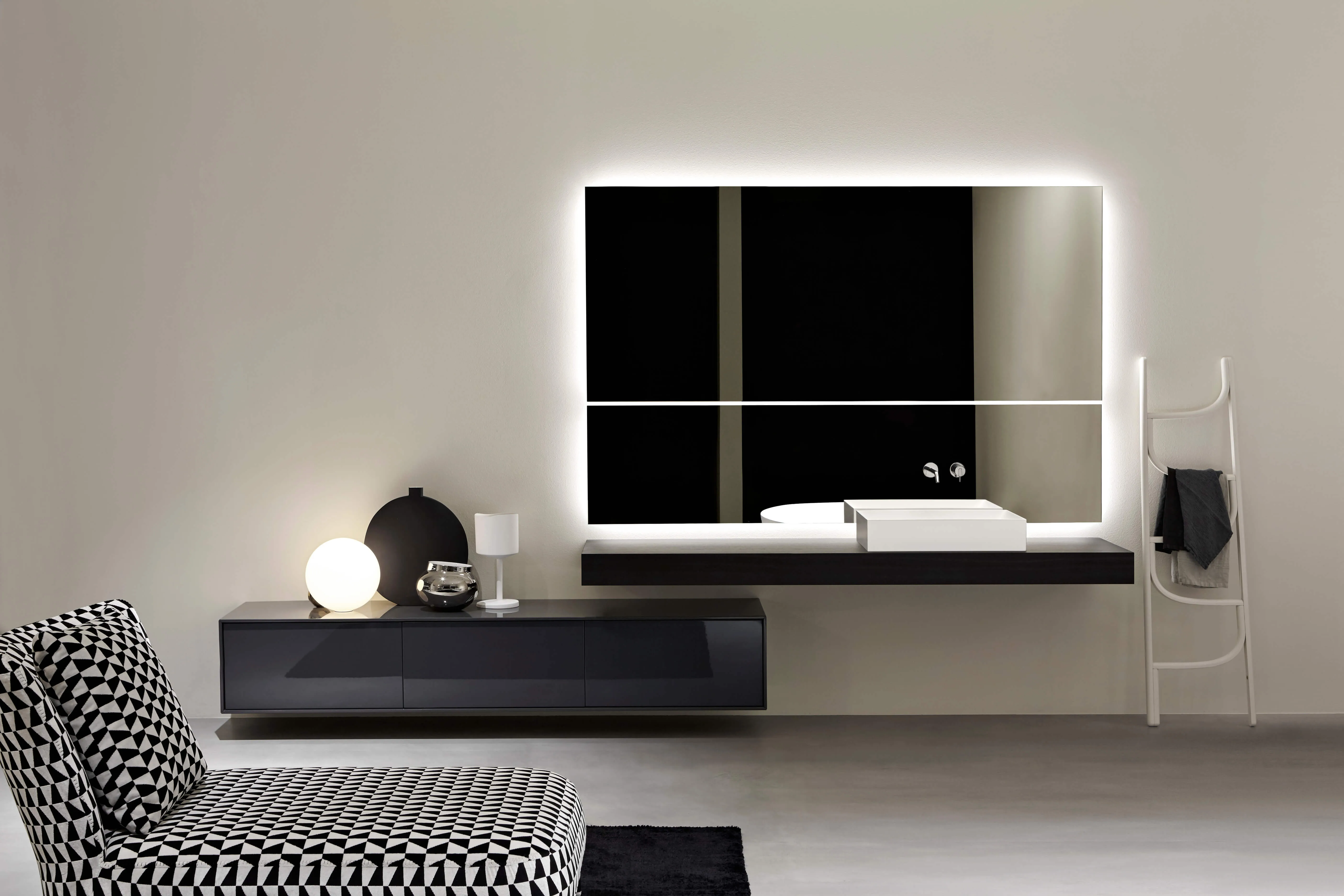 Italienisches Badezimmer Design von Antoniolupi Italienisches Badezimmer in schwarz-weiß mit Waschbereich, Hängeschrank und Sofsessel