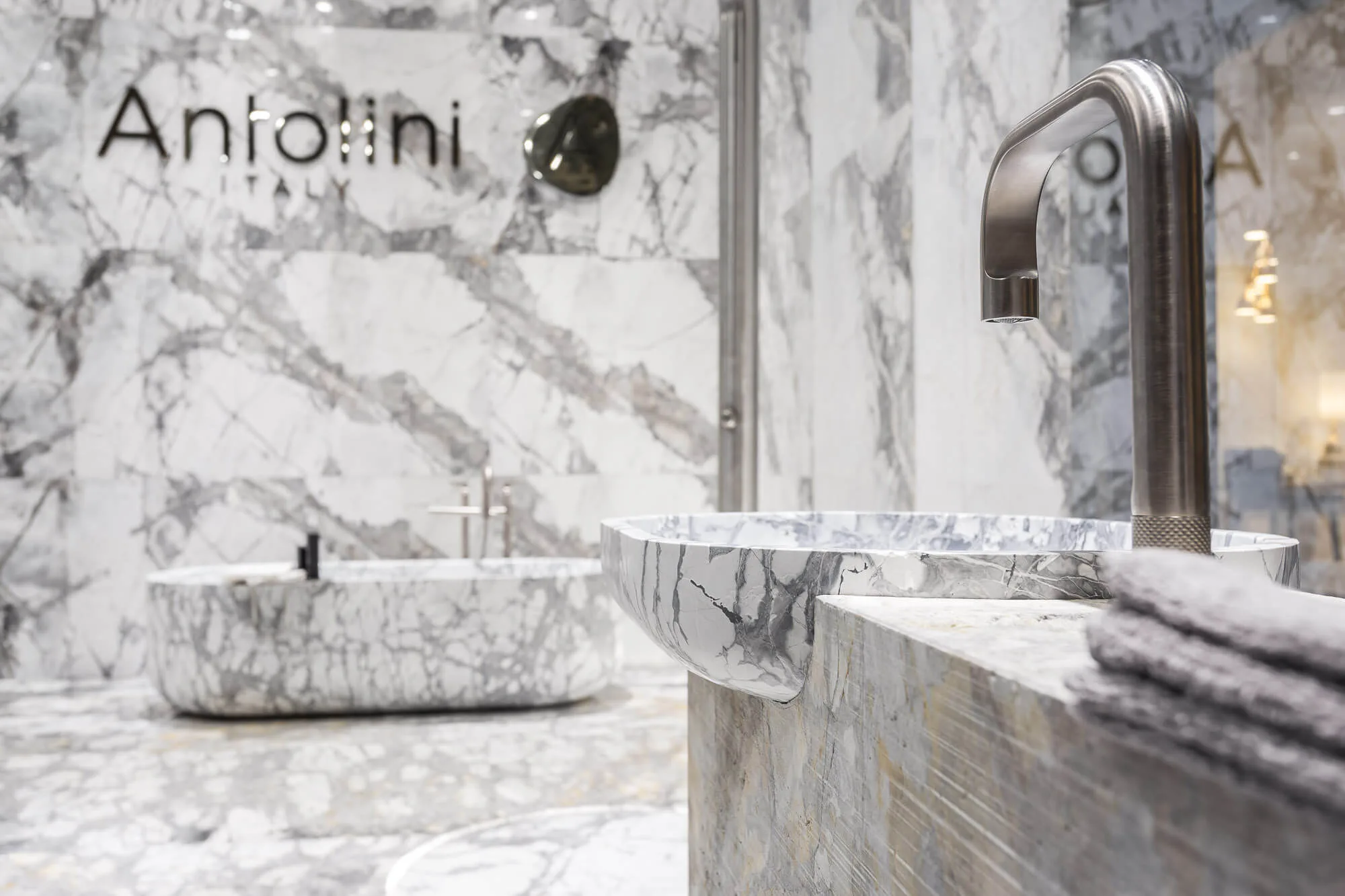 Taktile Raffinesse mit einem Wellness-Akzent: Antolini Naturstein präsentiert auf der Maison & Objet 2018