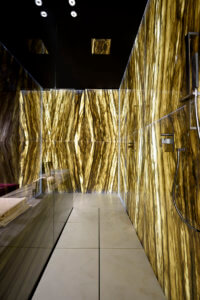 Detailaufnahme der Wandverkleidung in Sequioa grossen Badezimmer en suite