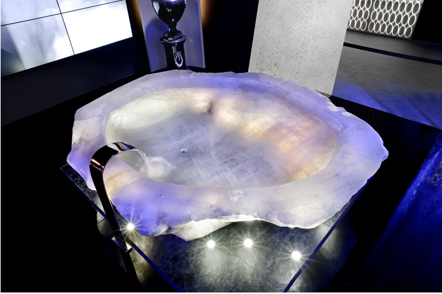 Quarz Badewanne Unregelmäßig geformte Badewanne aus Quarz mit glänzender Standarmatur
