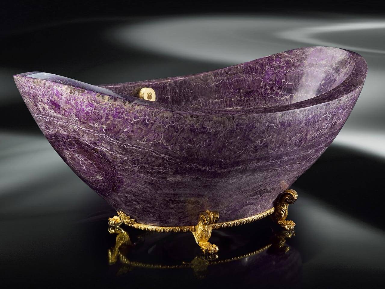 Badewanne aus Amethyst mit goldenen Füßen