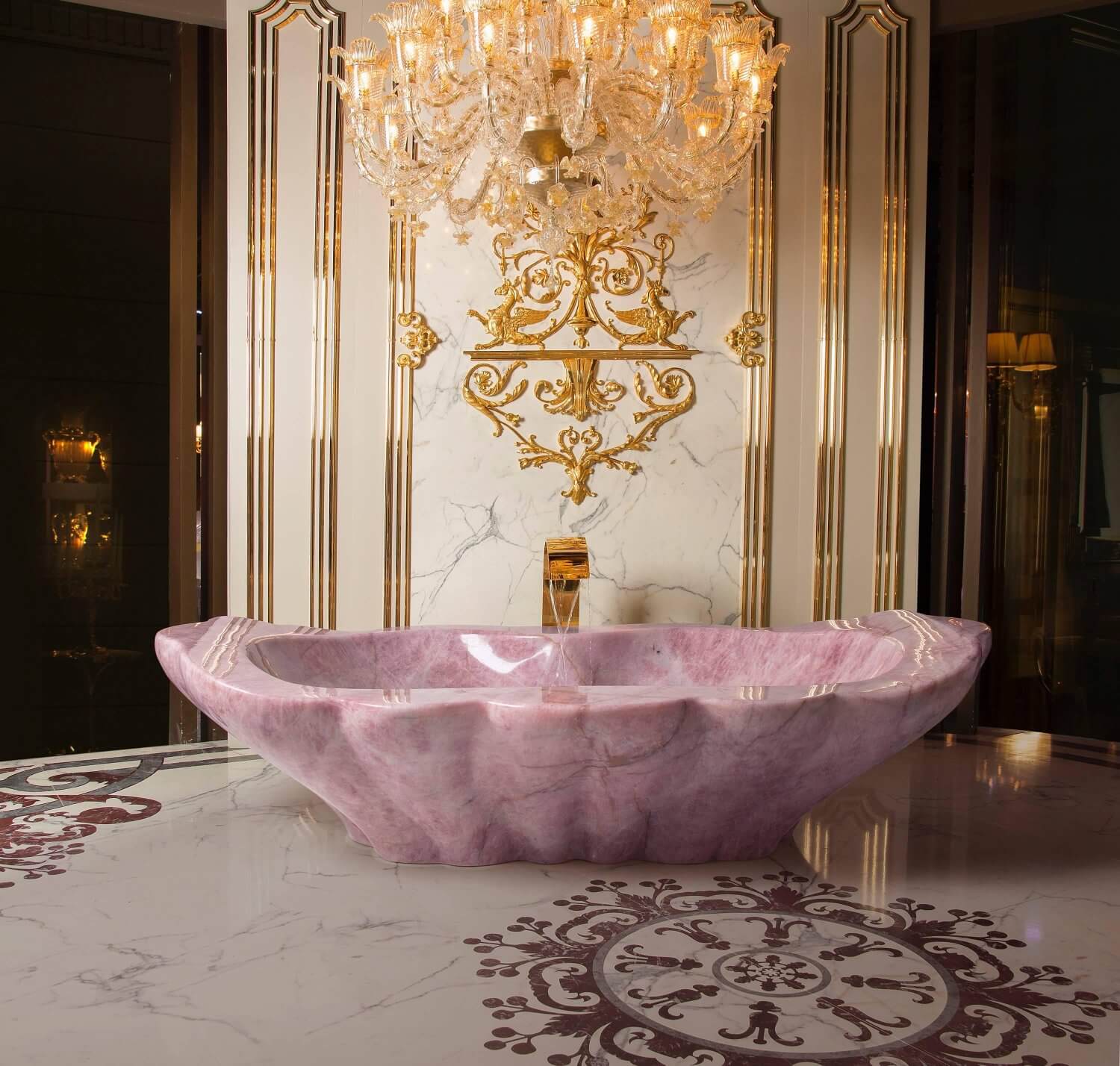 Rosenquarz Badewanner mit opulentem Kristallleuchter