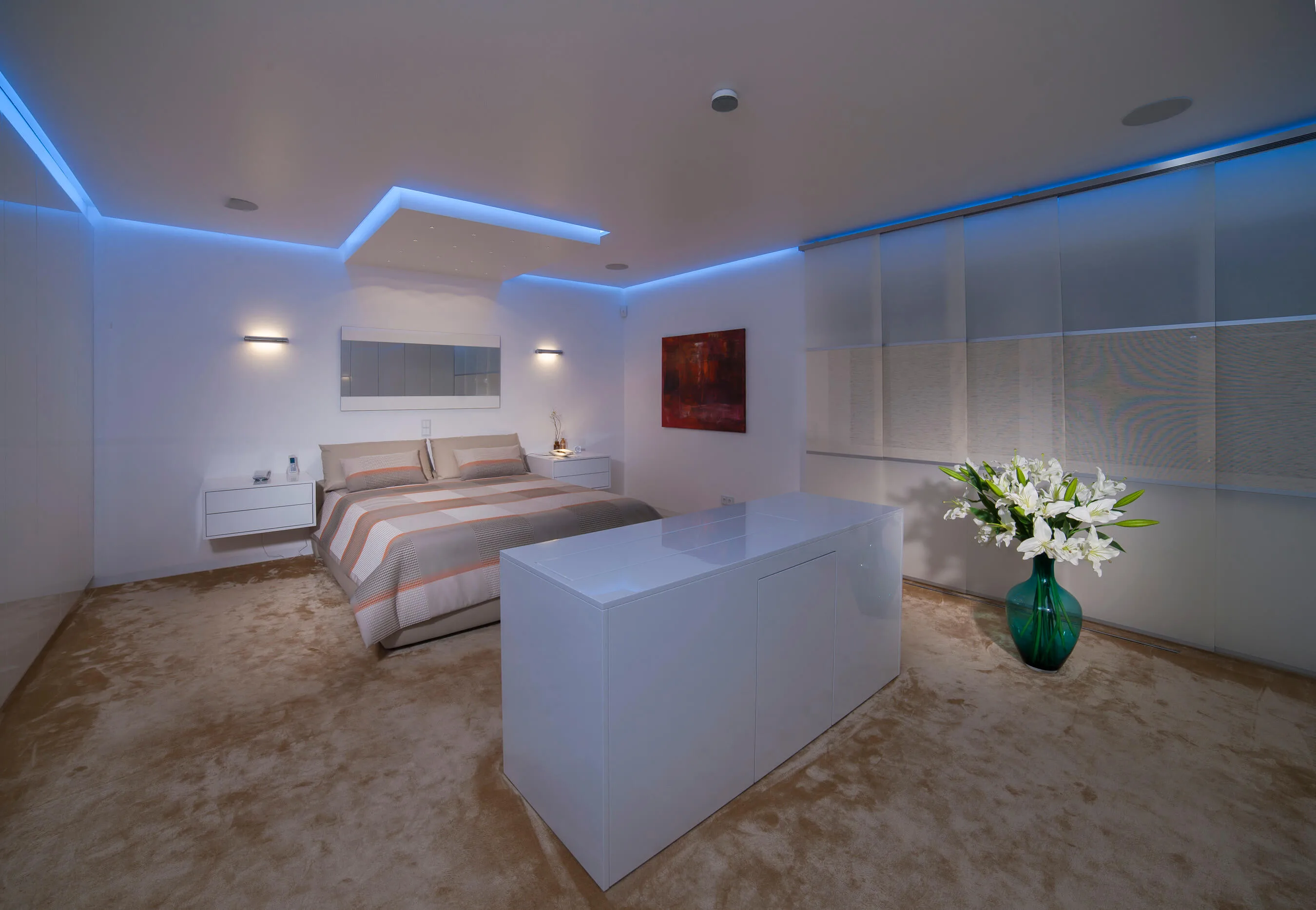 Schlafzimmer mit blauen LED Deckenelementen Blaue LED Profilelemente entlang der Deckenkante in minimalistischem Schlafzimmer