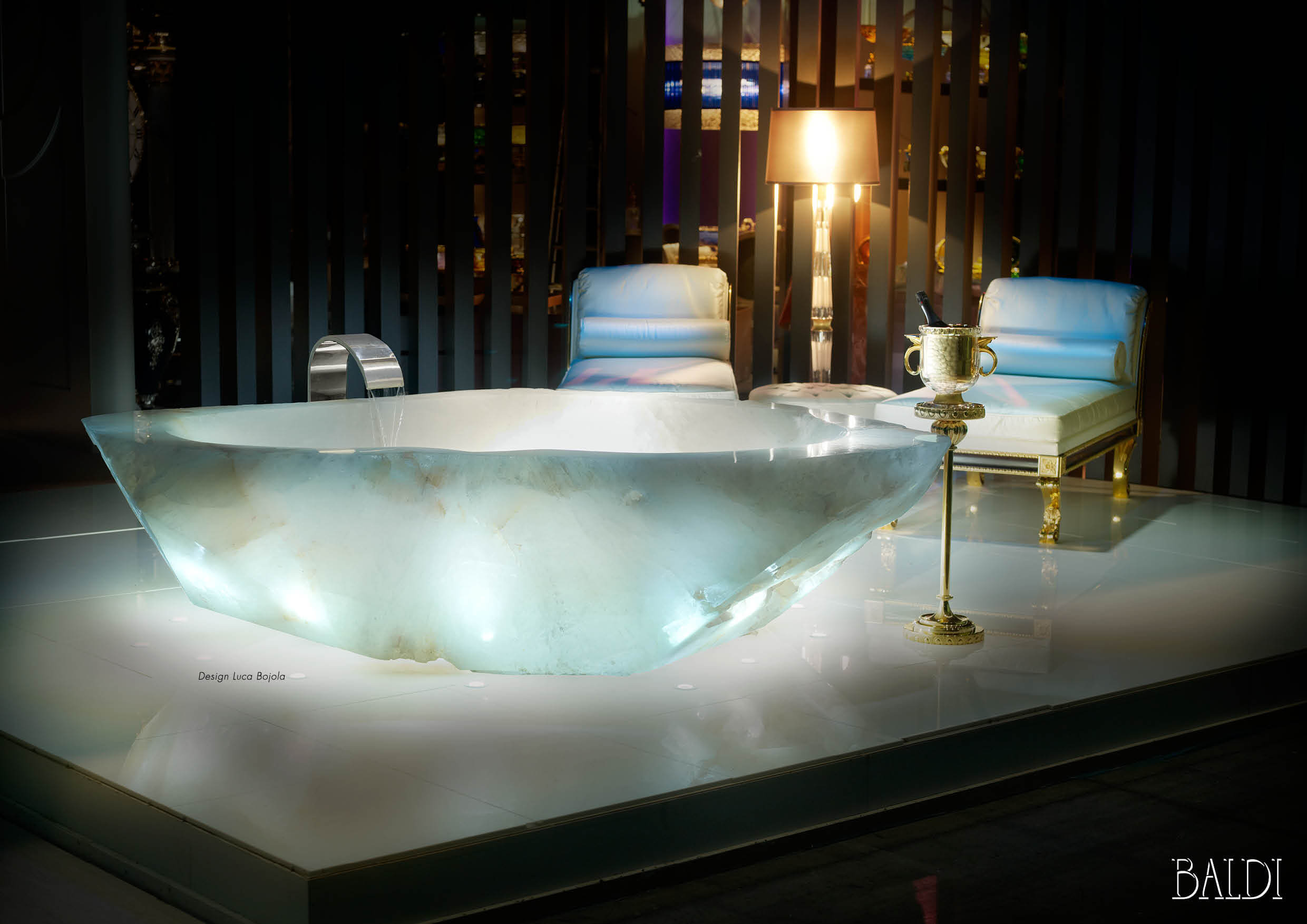 Rosenquarz Badewanne mit Sitzgelegenheit Rosenquarz Badewanne mit zwei Liegen und Champagnerkübel