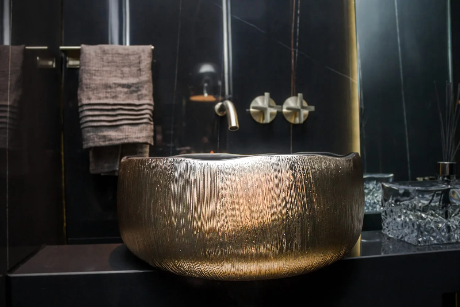 Geriffeltes Aufsatzwaschbecken in Bronze von myglassdesign