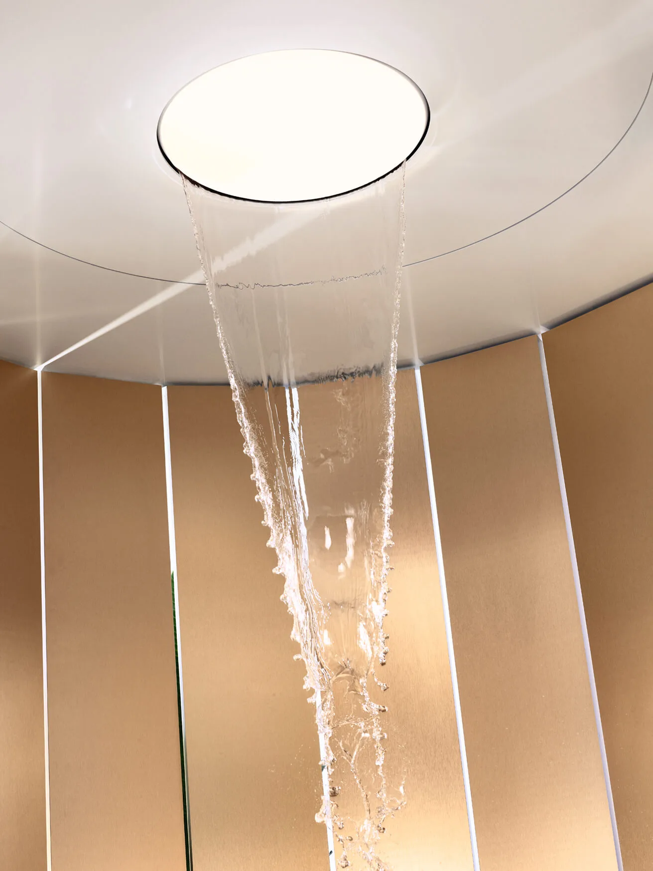Wasser, Licht, Energie – Aquamoon ist eine hoch individuelle Duscherfahrung in neuer Dimension. Die Spa-Anwendung verkörpert die nächste Ebene im Dornbracht LifeSpa und ermöglicht eine bisher ungekannte Begegnung mit dem Element Wasser: Vier neu entwickelte Strahlarten und faszinierende Lichtszenarien verbinden sich zu einem emotionalen Wassererlebnis, das neue Lebensenergie spenden kann: Queen’s Collar Embrace Aqua Circle Tempest 