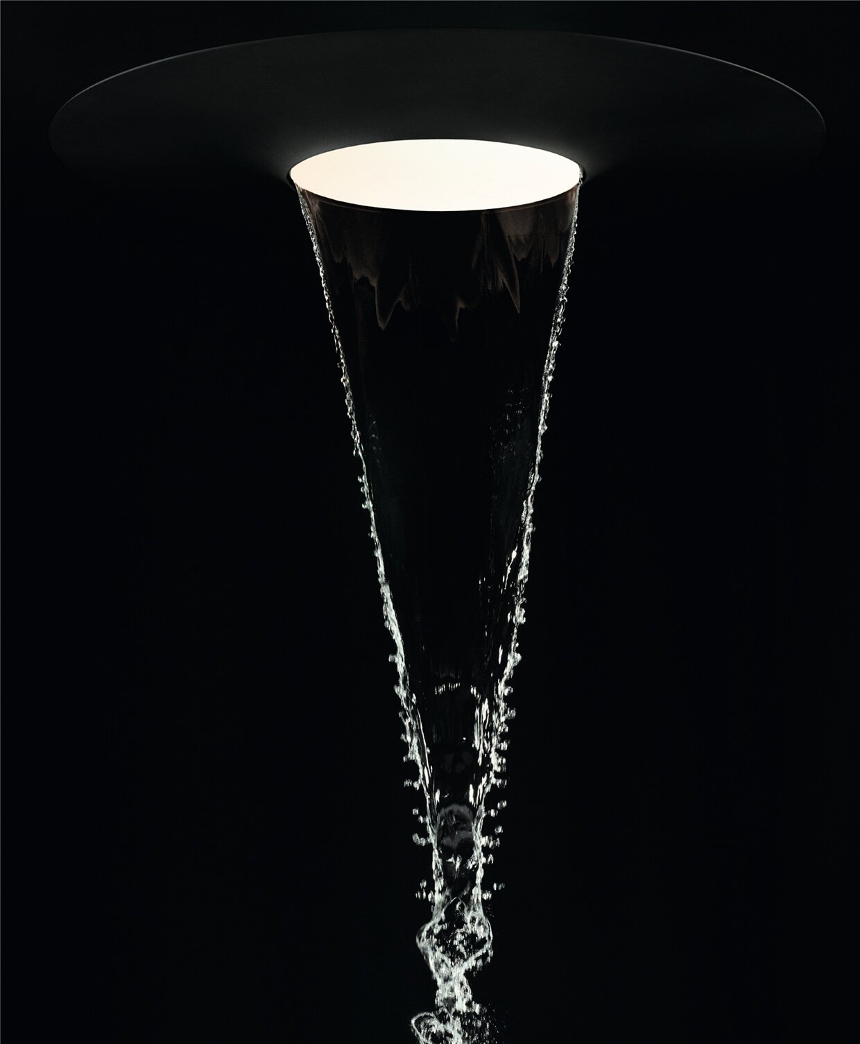 Wasser, Licht, Energie – Aquamoon ist eine hoch individuelle Duscherfahrung in neuer Dimension. Die Spa-Anwendung verkörpert die nächste Ebene im Dornbracht LifeSpa und ermöglicht eine bisher ungekannte Begegnung mit dem Element Wasser: Vier neu entwickelte Strahlarten und faszinierende Lichtszenarien verbinden sich zu einem emotionalen Wassererlebnis, das neue Lebensenergie spenden kann: Queen’s Collar Embrace Aqua Circle Tempest
