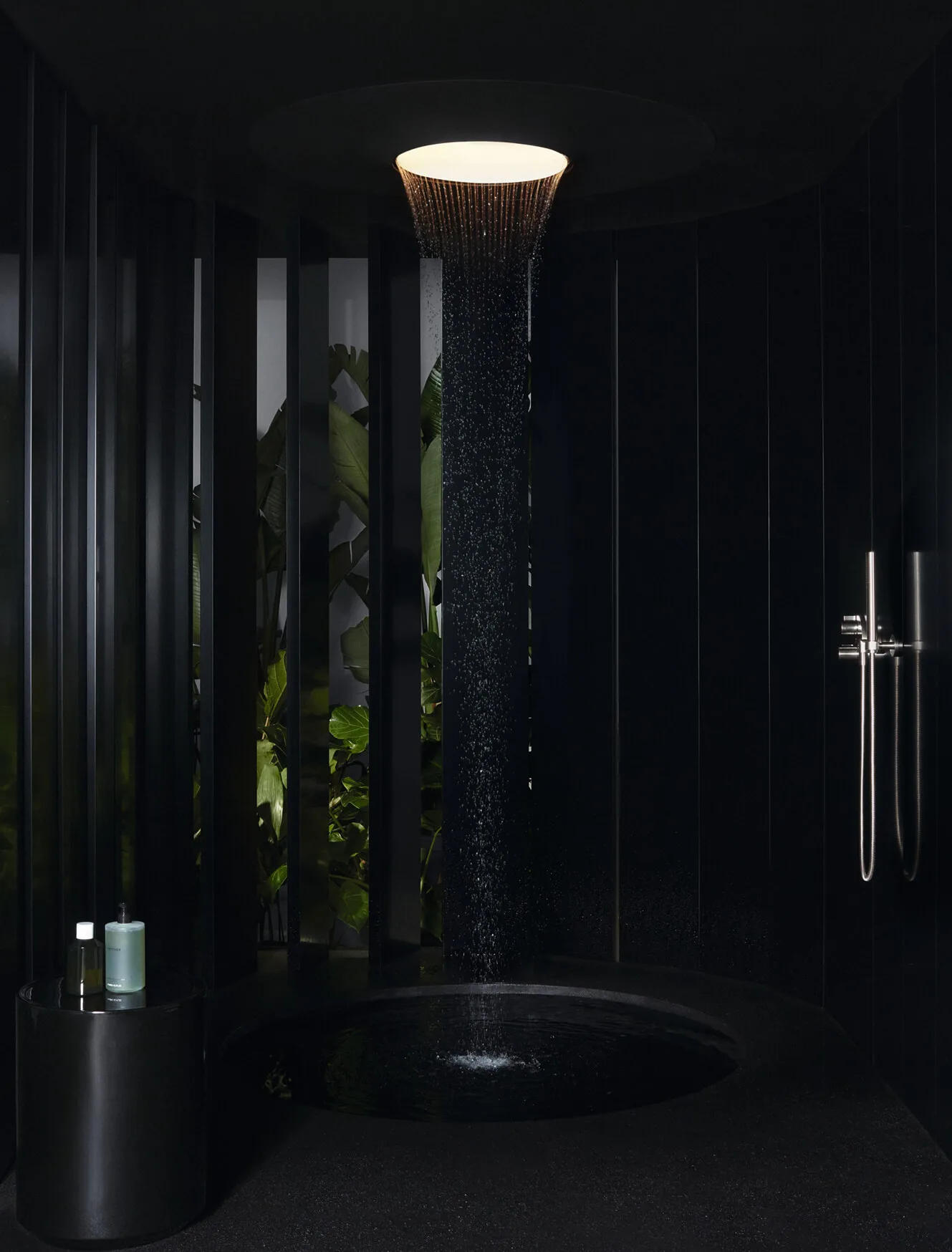 Dornbracht präsentiert Aquamoon – ein multisensorisches Wassererlebnis Creative Direction: Mike Meiré Produktdesign: Michael Neumayr Copyrights: Dornbracht Fotograf: Markus Jans