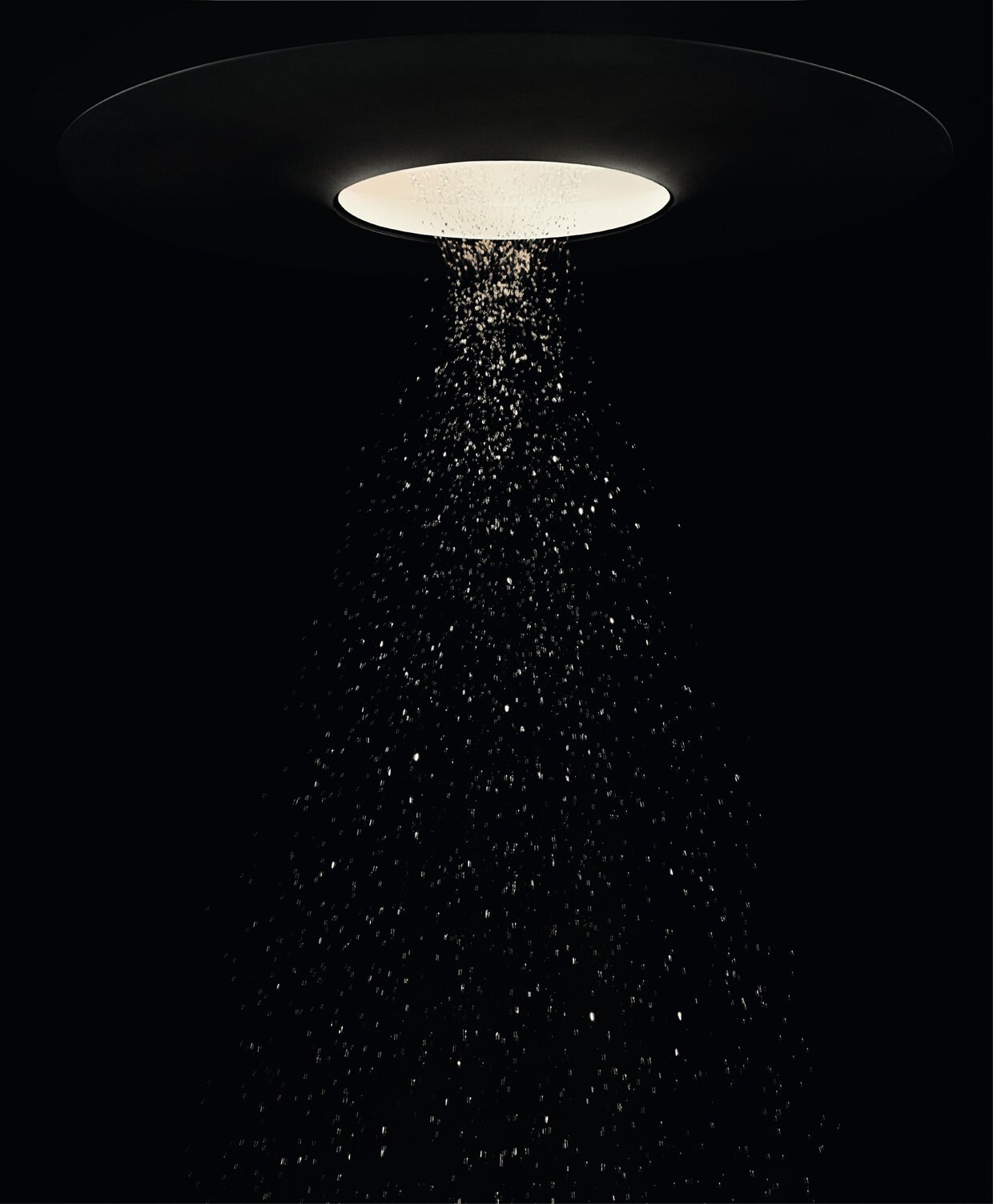 Wasser, Licht, Energie – Aquamoon ist eine hoch individuelle Duscherfahrung in neuer Dimension. Die Spa-Anwendung verkörpert die nächste Ebene im Dornbracht LifeSpa und ermöglicht eine bisher ungekannte Begegnung mit dem Element Wasser: Vier neu entwickelte Strahlarten und faszinierende Lichtszenarien verbinden sich zu einem emotionalen Wassererlebnis, das neue Lebensenergie spenden kann: Queen’s Collar Embrace Aqua Circle Tempest