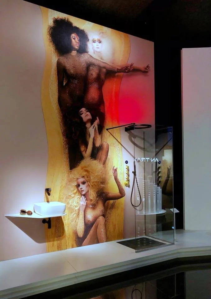 Der Stand, der von der Genfer Agentur Decube.swiss verwirklicht wurde, beweist einmal mehr, dass die luxuriösen Duschsysteme, Badewannen, Waschbecken und Armaturen derselben Idee wie die Kunst folgen: Der ewigen Suche nach der Schönheit.