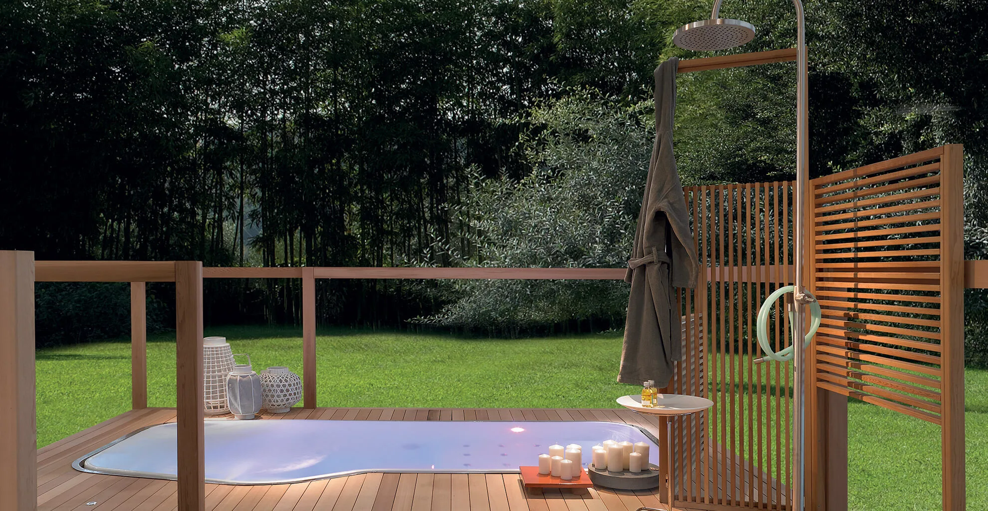 Outdoor Pool mit Gartendusche