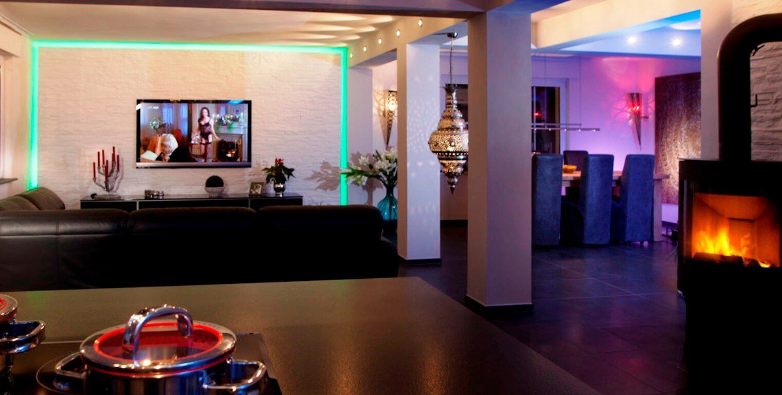 Kamin Lichtdesign TV Wand Ambiente
