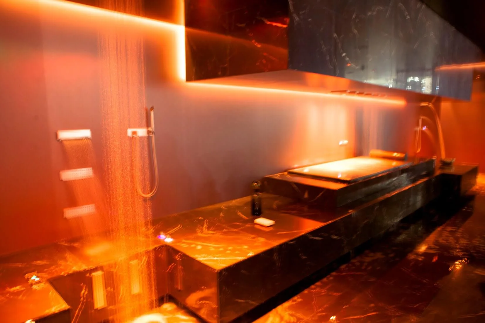 Spa- und Bad-Architektur Design mit Dornbracht Luxusdusche Massagedusche Horizontal Shower ATT ermöglicht das Duschen mit der AMBIANCE TUNING TECHNIQUE erstmals im Liegen.