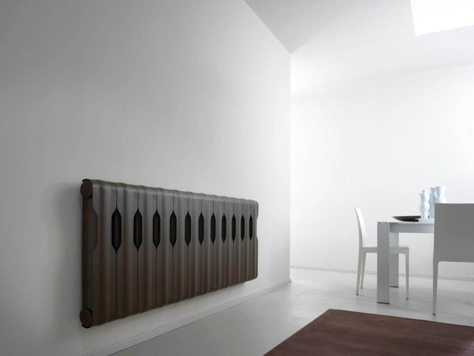 Esszimmer mit Tubes Heizkörper Esszimmer mit klassisch inspiriertem Tubes Heizkörper in mattem Braun
