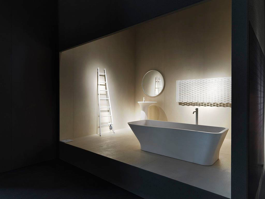 Bad mit zwei Tubes Heizkörpern Badezimmerausstellung mit Badewanne, einem leiterförmigen und einem gitterartigen Tubesheizkörper in Weiß
