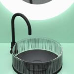 Das aus Murano-Glas gefertigte Aufsatzwaschbecken bringt moderne Kunst direkt in das eigene Badezimmer