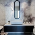 Weißes Aufsatzwaschbecken auf schwarzem Hängeschrank mit Spiegel und Marmortapete