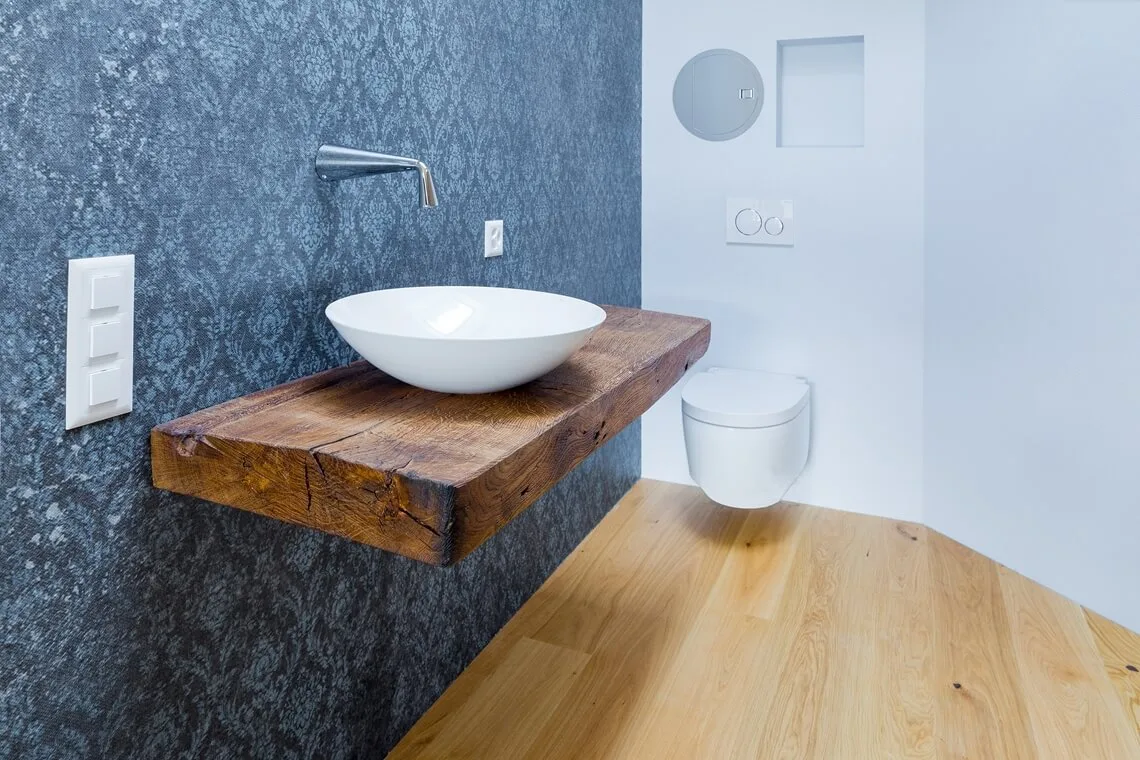 Gäste-WC mit blauer Wall and Deco Tapete Helles Gäste-WC mit blauer Wall and Deco Tapete an einer Wand