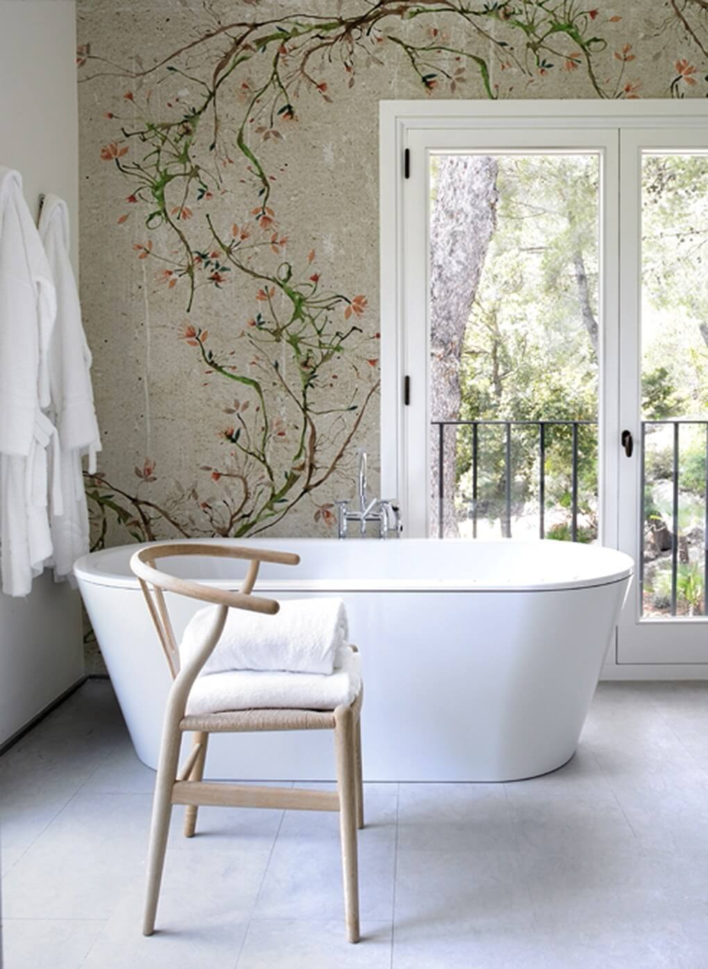 Badewanne und Holzstuhl vor Wand mit Wall and Deco Tapete mit lieblichen Blumenranken