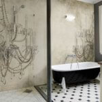 Schwarze Badewanne vor Wall and Deco Tapete im Vintage-Stil