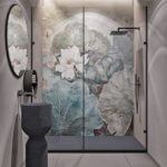 Dusche mit Glasabtrennung, Waschtonne aus Naturstein und florale Tapete von Wall & Deco im kleinen Badezimmer