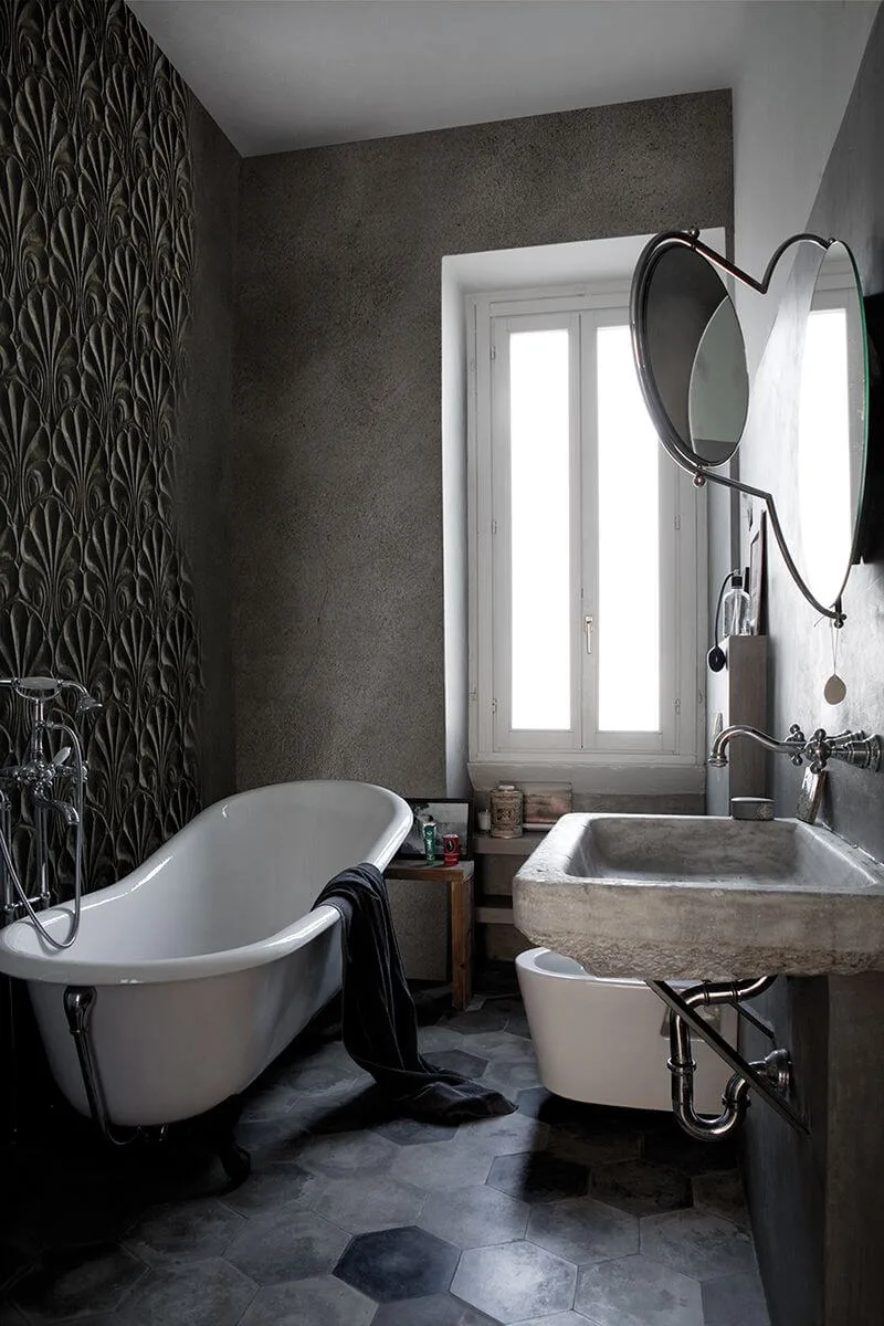 Kleines Vintage-Bad mit Wall and Deco Tapete Kleines Badezimmer mit freistehender Vintage-Wanne, Toilette und Waschbereich sowie dunkler Wall and Deco Tapete