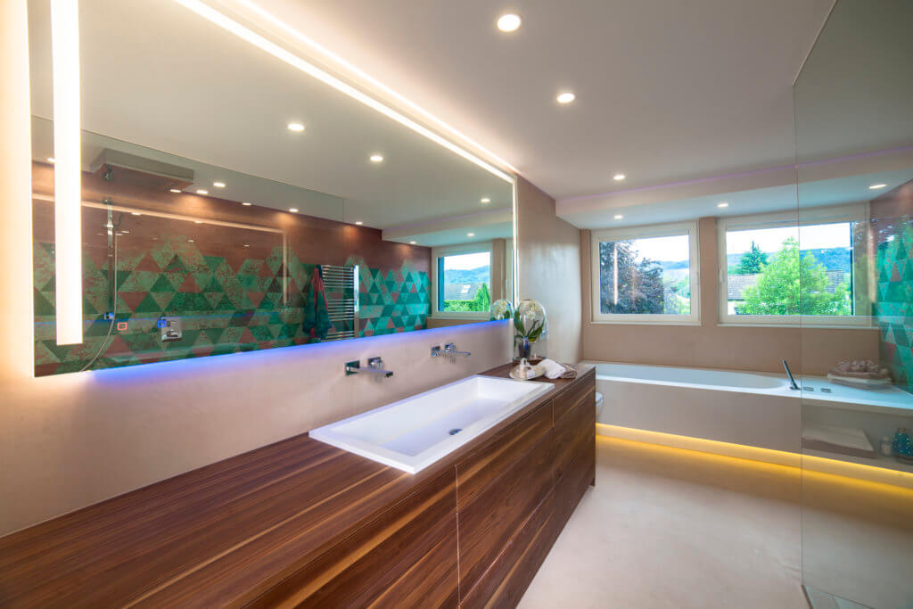 Modernes Bad mit Holzelementen und Wandtapete