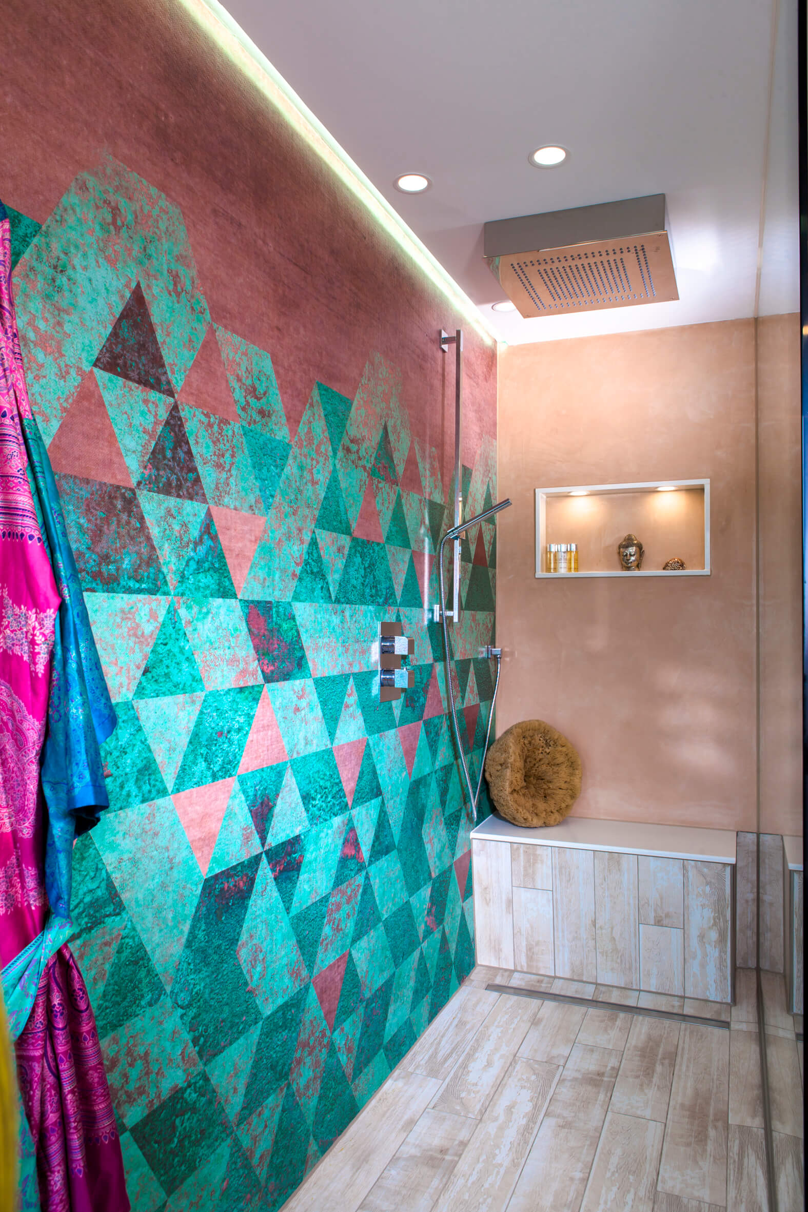 Dusche mit Sitzbank sowie wasserfester Wall and Deco Tapete