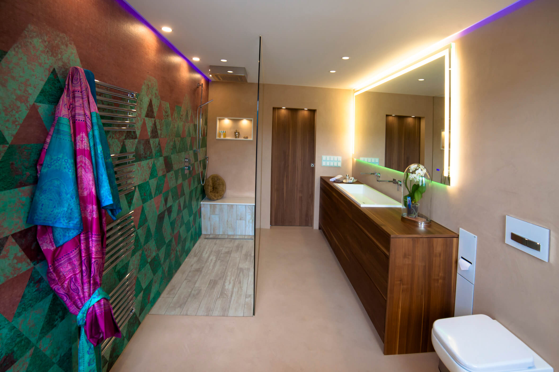 Modernes Bad mit Wandtapete und Holzwaschtisch