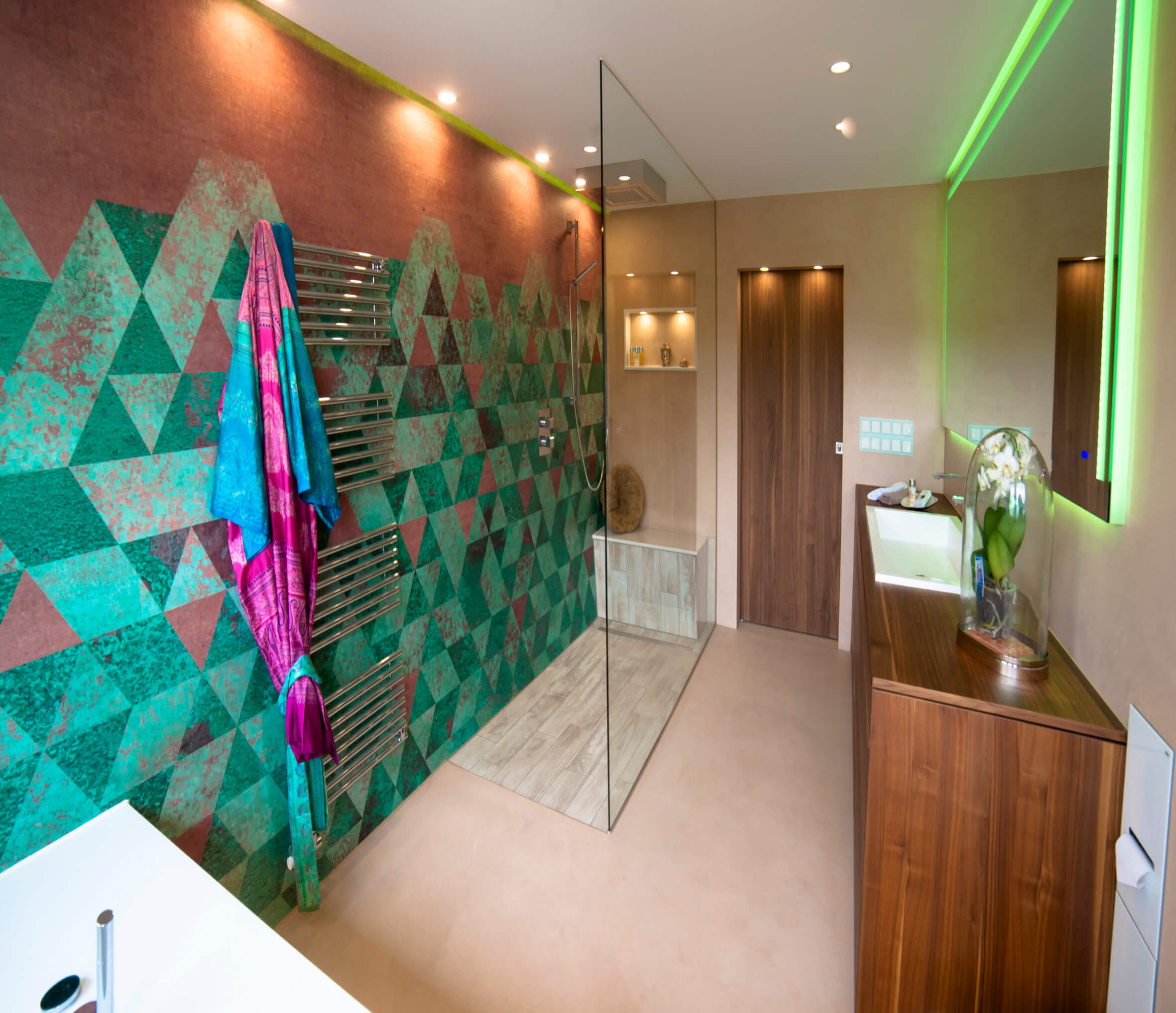 Kleines Bad mit bodenebener Dusche und mediterran inspirierter Wall and Deco Tapete