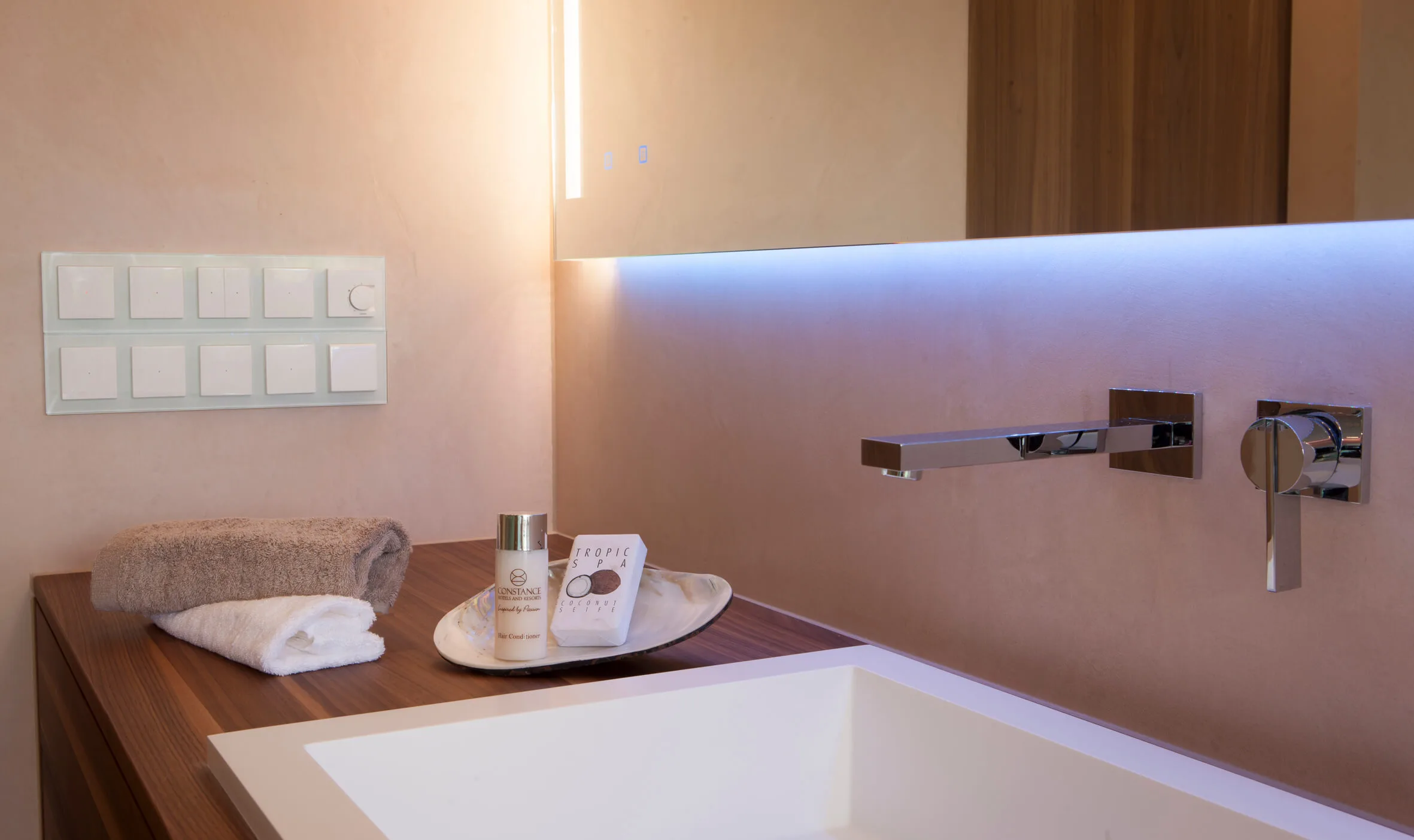 Luxusbad mit Lichtführung, Wandgestaltung und klarer Badarchitektur