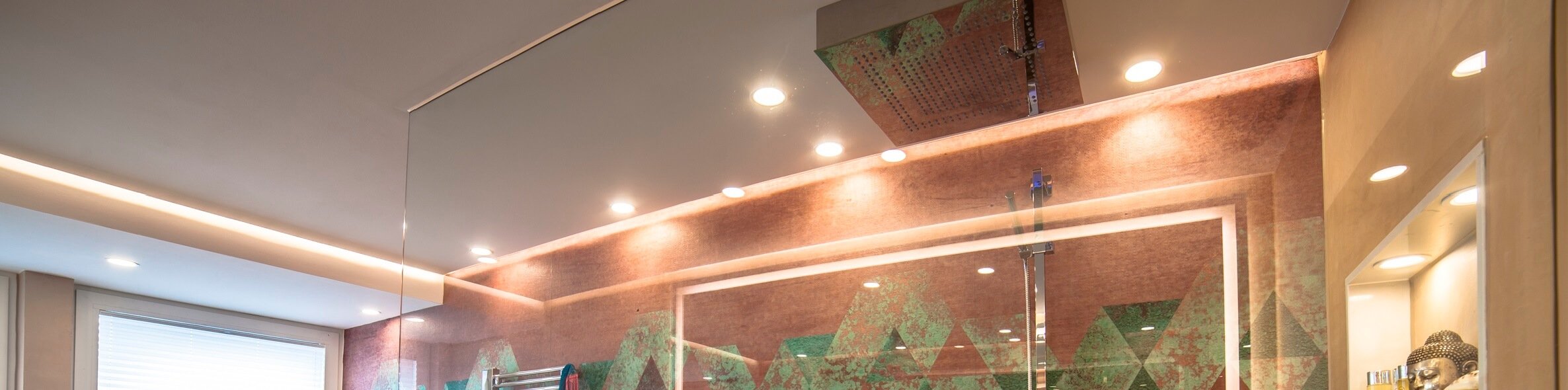 Bad Design Wall and Deco Wet System Badplanung Schlauchbad fugenloses Luxus Badezimmer Bonn Badezimmern planen ideen Designer Torsten Mueller Lichtdesigner Lichtvoute Lichtvouten für moderne Lichtkonzepte
Das Lichtkonzept wurde auf den modernen Lichtvouten aufgebaut, die für eine indirekte Beleuchtung sorgen, die die Seele auf die Pflege-, Reinigungs- und Schönheitsrituale im Luxusbad einstimmt.
Gemeinsam mit den eingesetzten Licht-Vouten entstand ein stimmungsvolles Lichtszenario. Um die RGB Strips nicht in zu grellen Impressionen erscheinen zu lassen, ist innerhalb der RGB Strip eine zusätzliche weiße verbaut, um die Töne ein wenig pastelliger und sanfter werden zu lassen und damit das Ambiente des Raumes zu unterstreichen.
Die Spotlights an der Decke vervollständigen die sanfte Lichtstimmung im Badezimmer der Teenager.