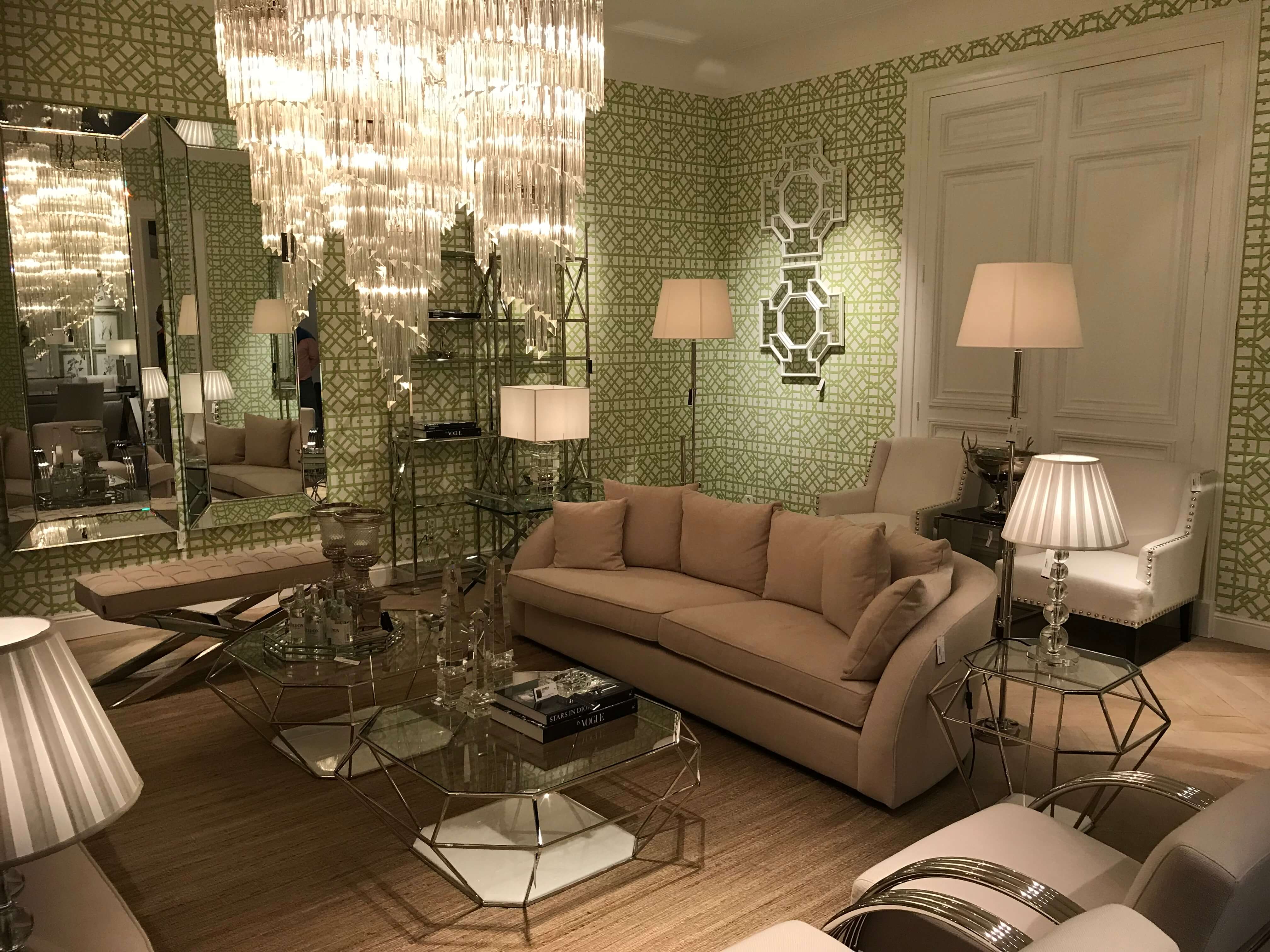 Wohnzimmer mit cremefarbenen Luxusmöbeln und grüner Tapete