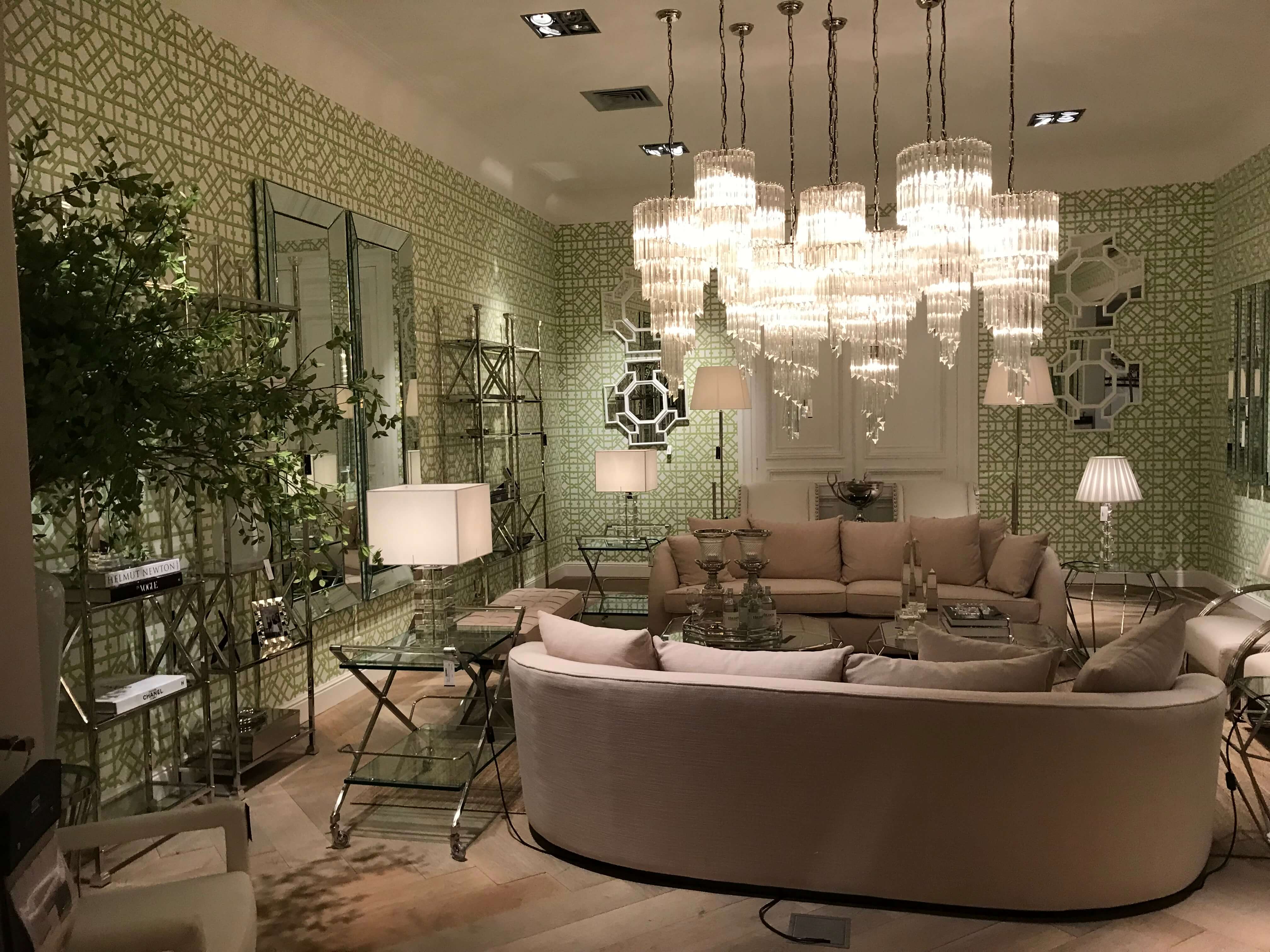 Helles Wohnzimmer mit Luxus Möbeln und opulentem Kronleuchter von Eichholtz