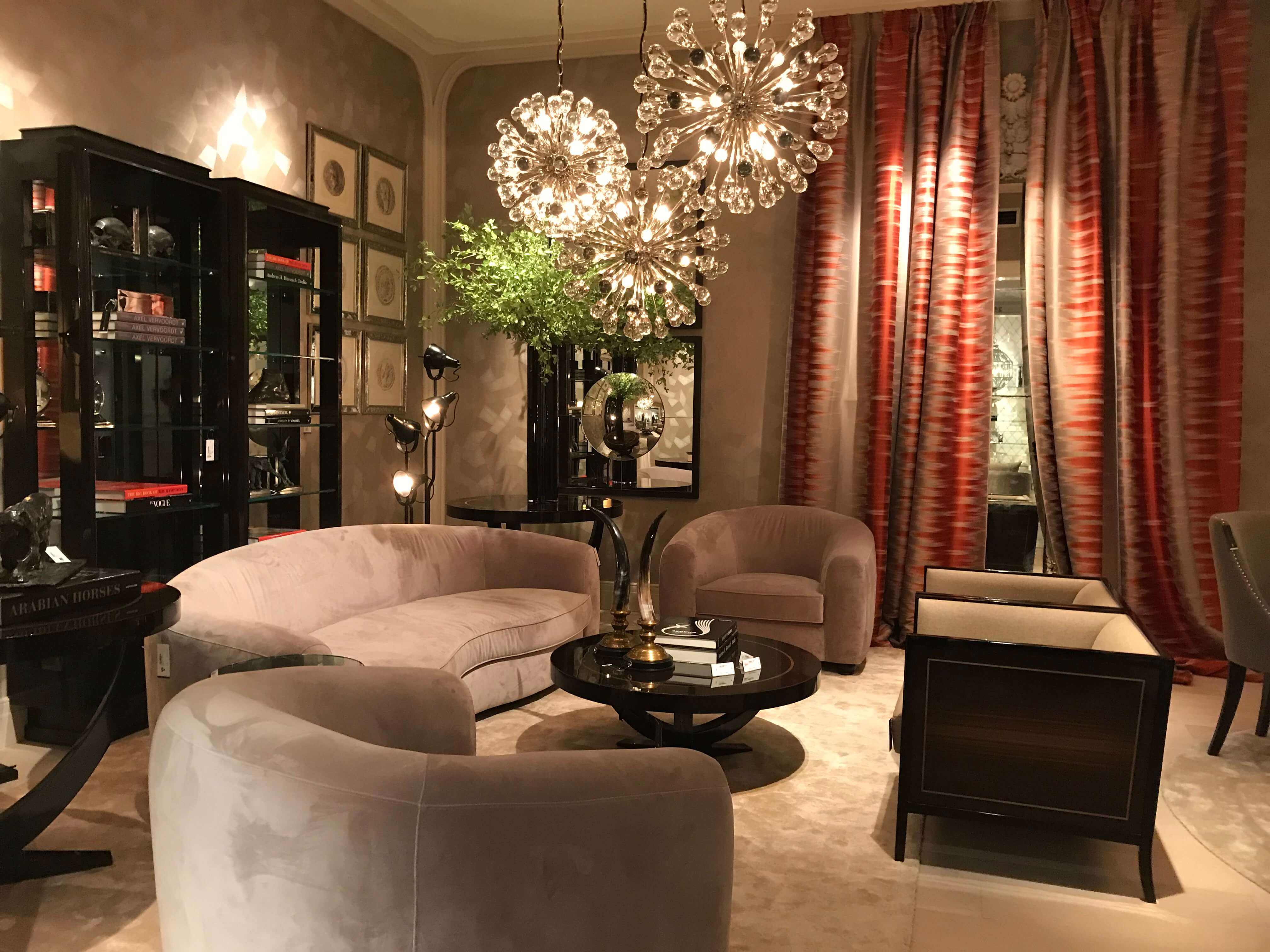 Klassisches Wohnzimmer mit Luxus Möbeln von Eichholtz