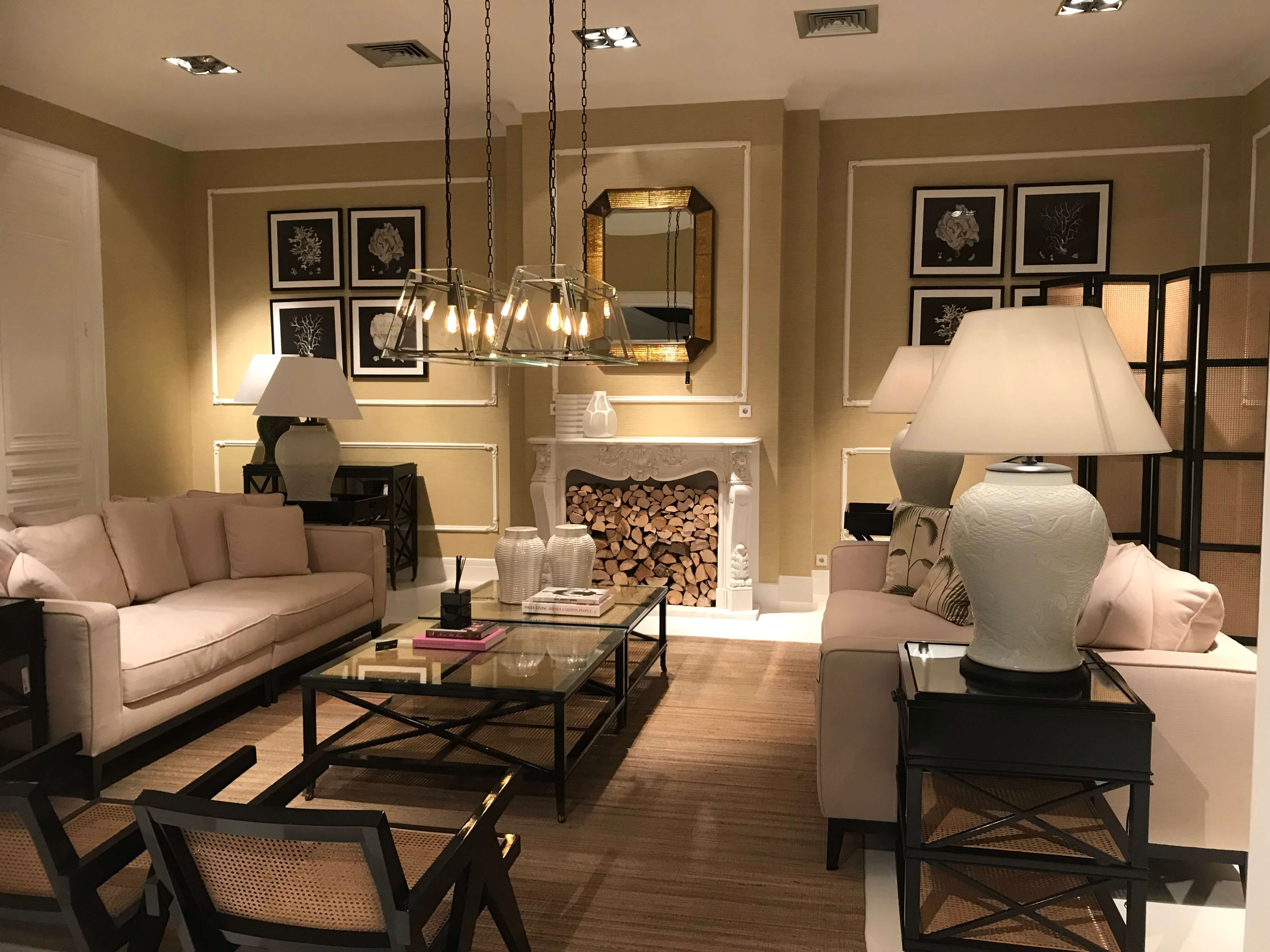 Elegantes Wohnzimmer mit Luxus Möbel mit schwarzen Holzakzenten