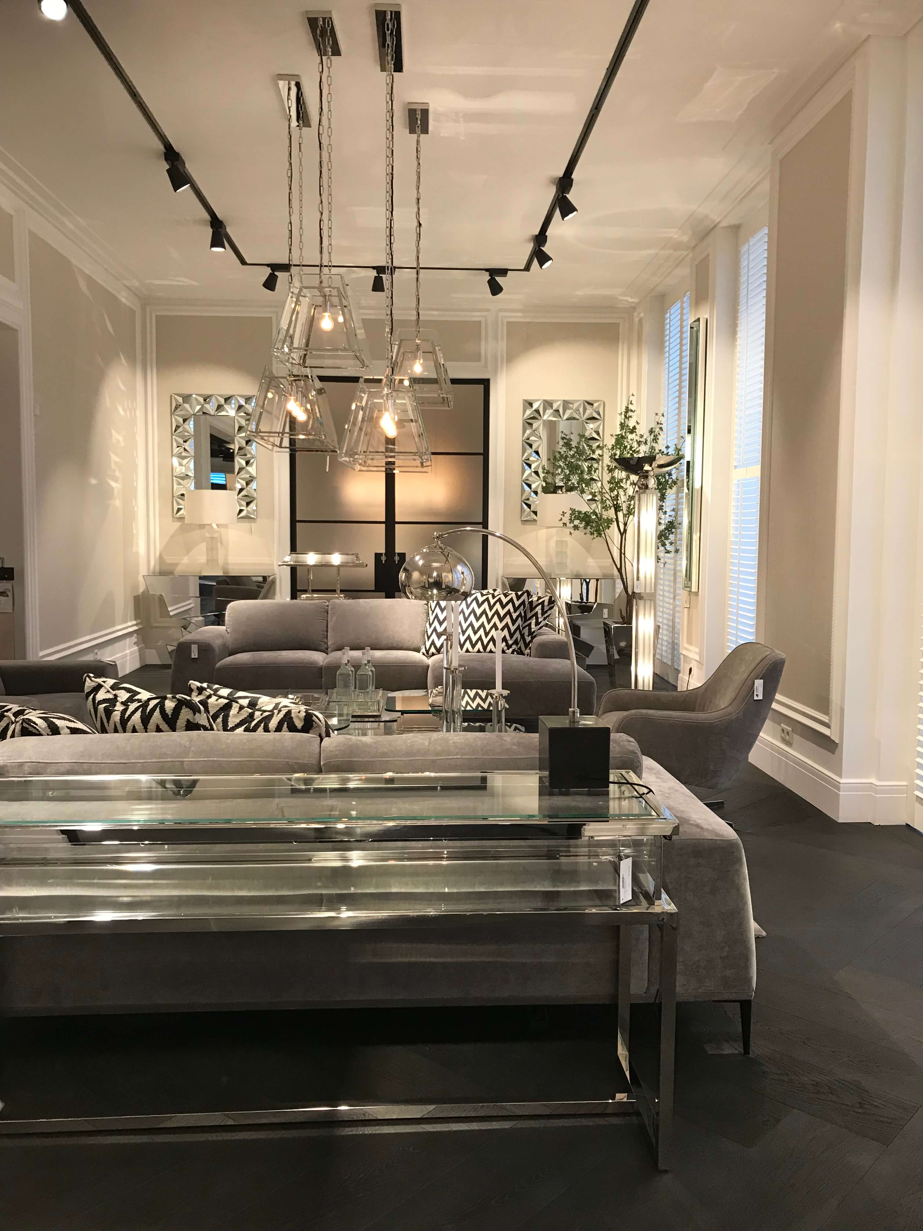 Wohnzimmer mit Luxus Möbeln in gedeckten Grautönen