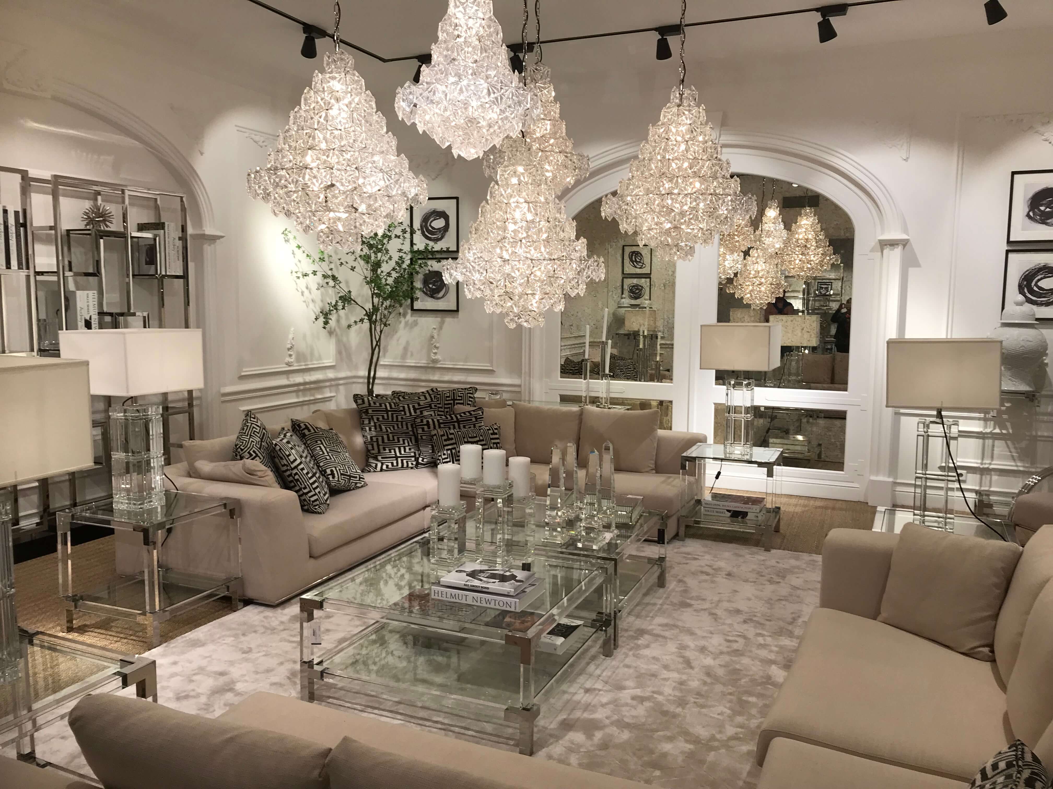 Kristalleuchter und Luxus Möbel in hellen Nuancen von Eichholtz