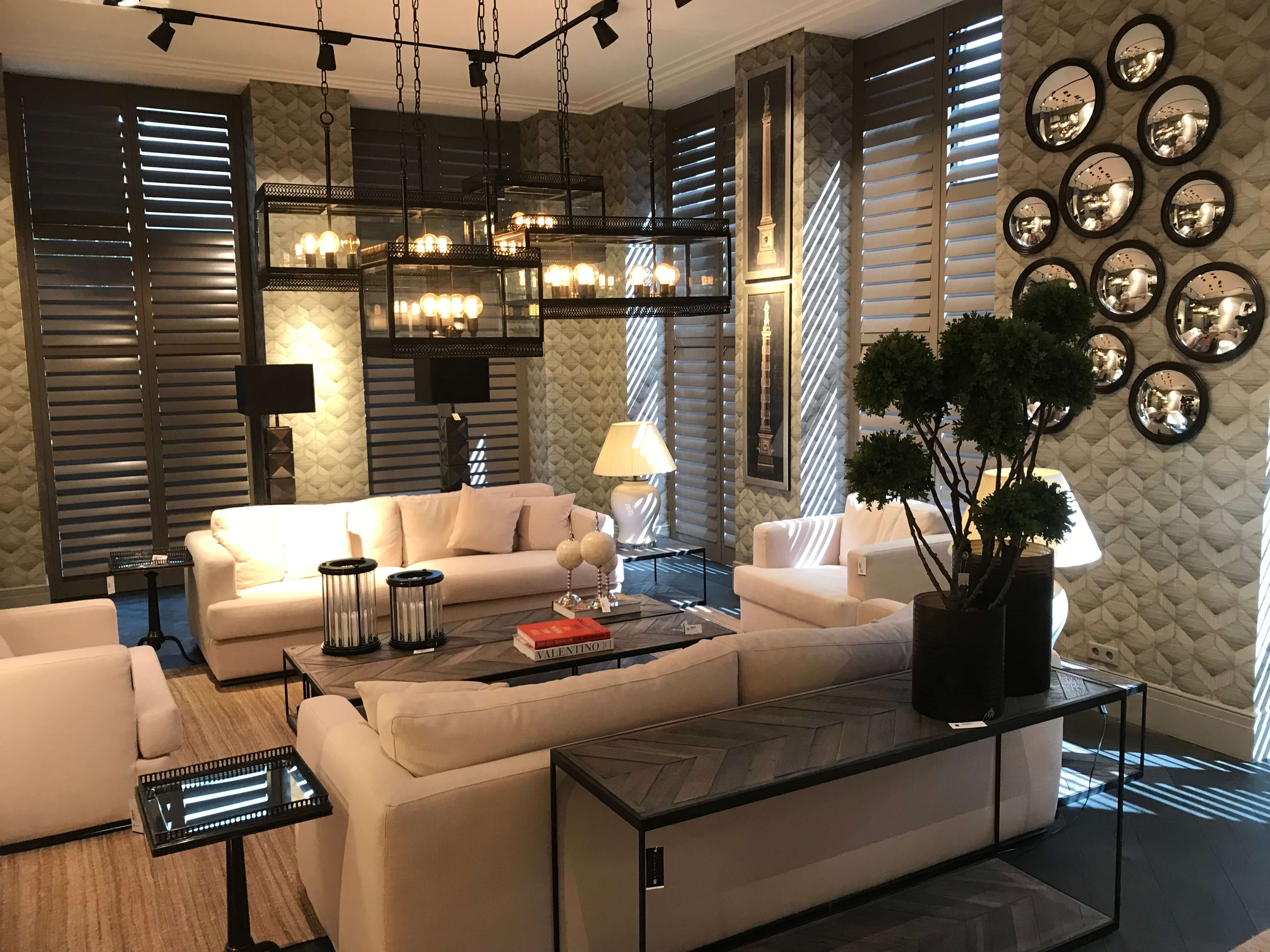 Kleiner Sitzbereich mit extravaganten Leuchten und klassischen Luxus Möbeln von Eichholtz