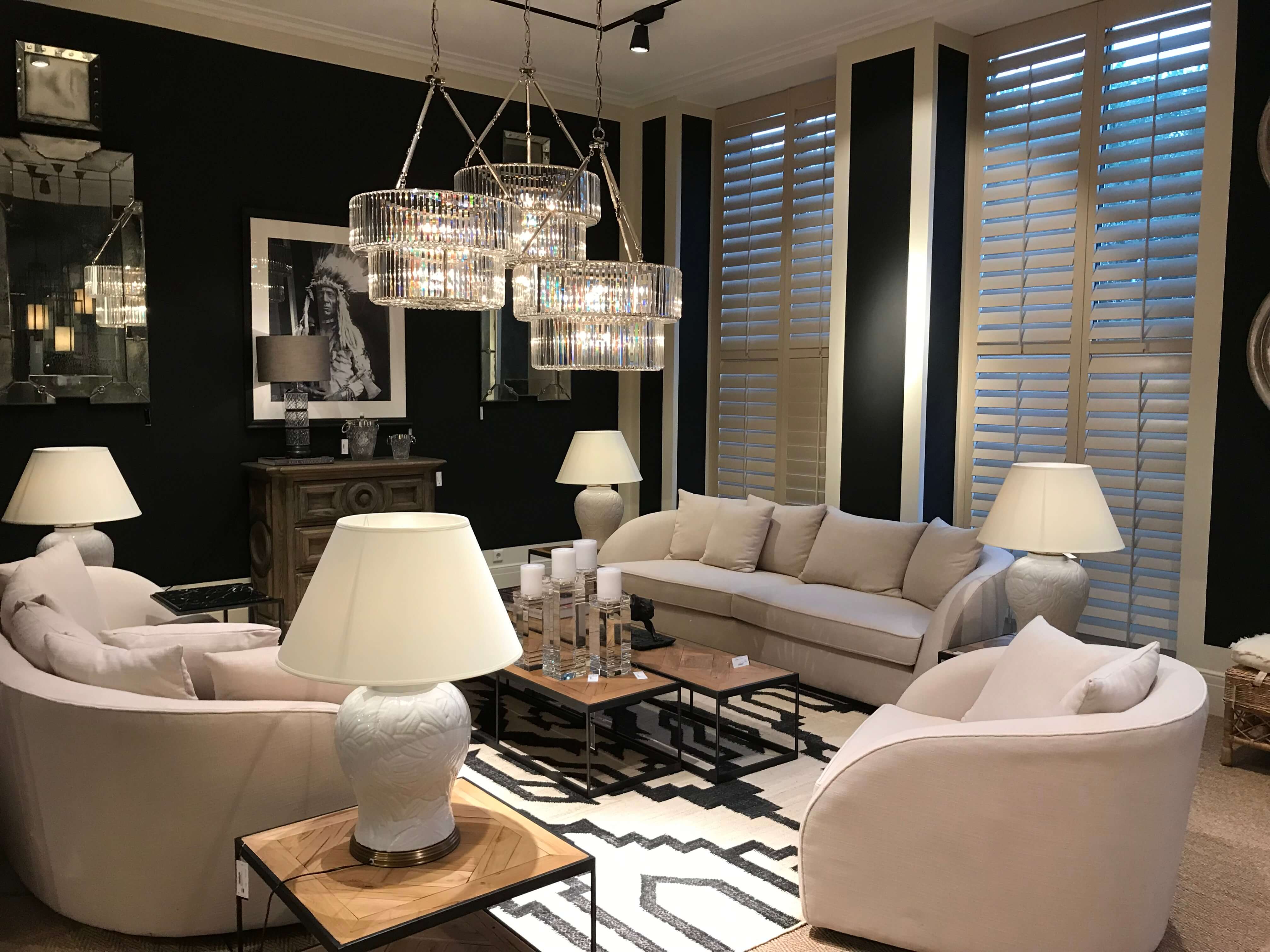 Weiße Luxus Möbel in schwarzem Wohnzimmer von Eichholtz