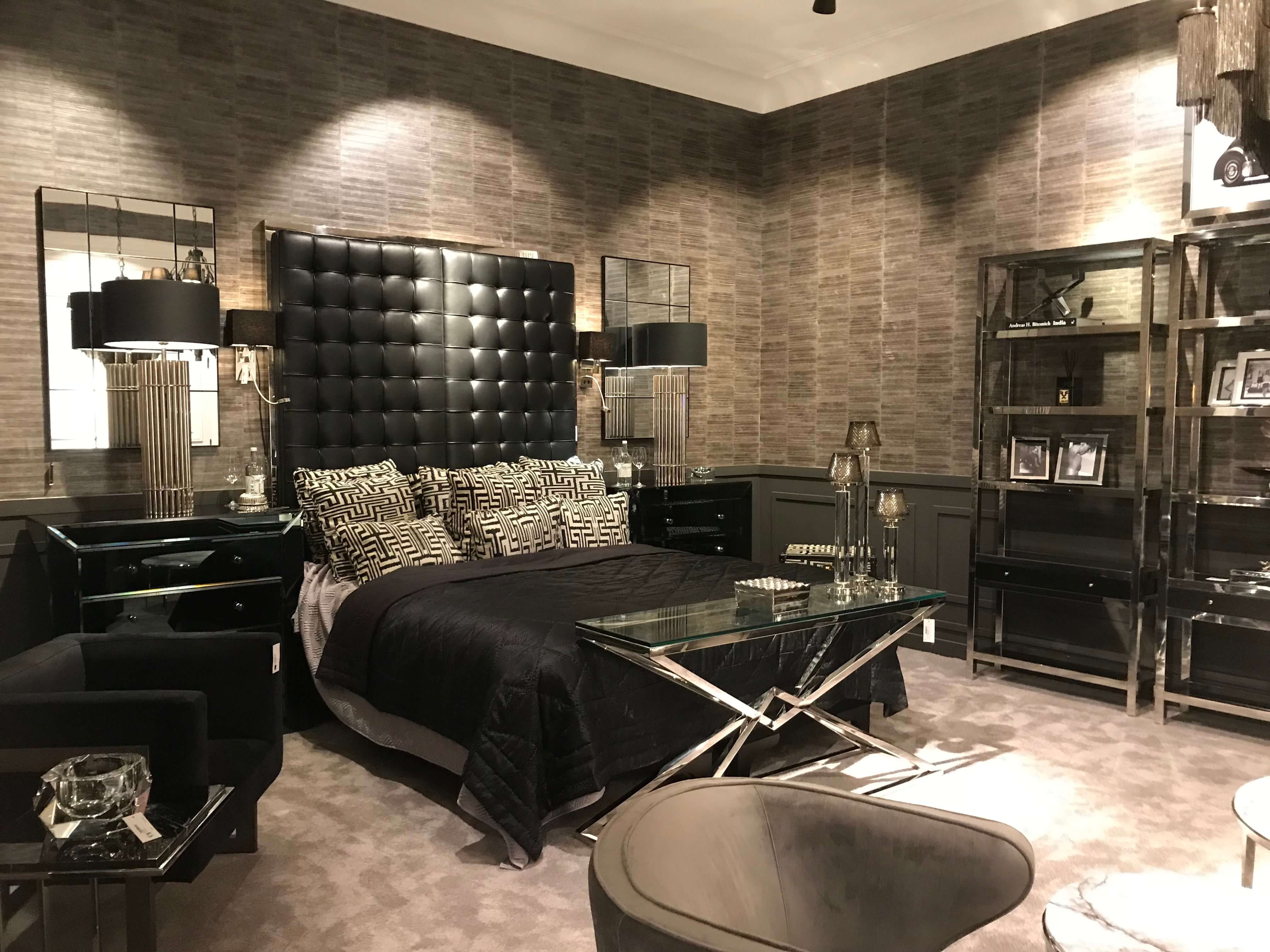 Schwarze Luxus Möbel in maskulinem Schlafzimmer