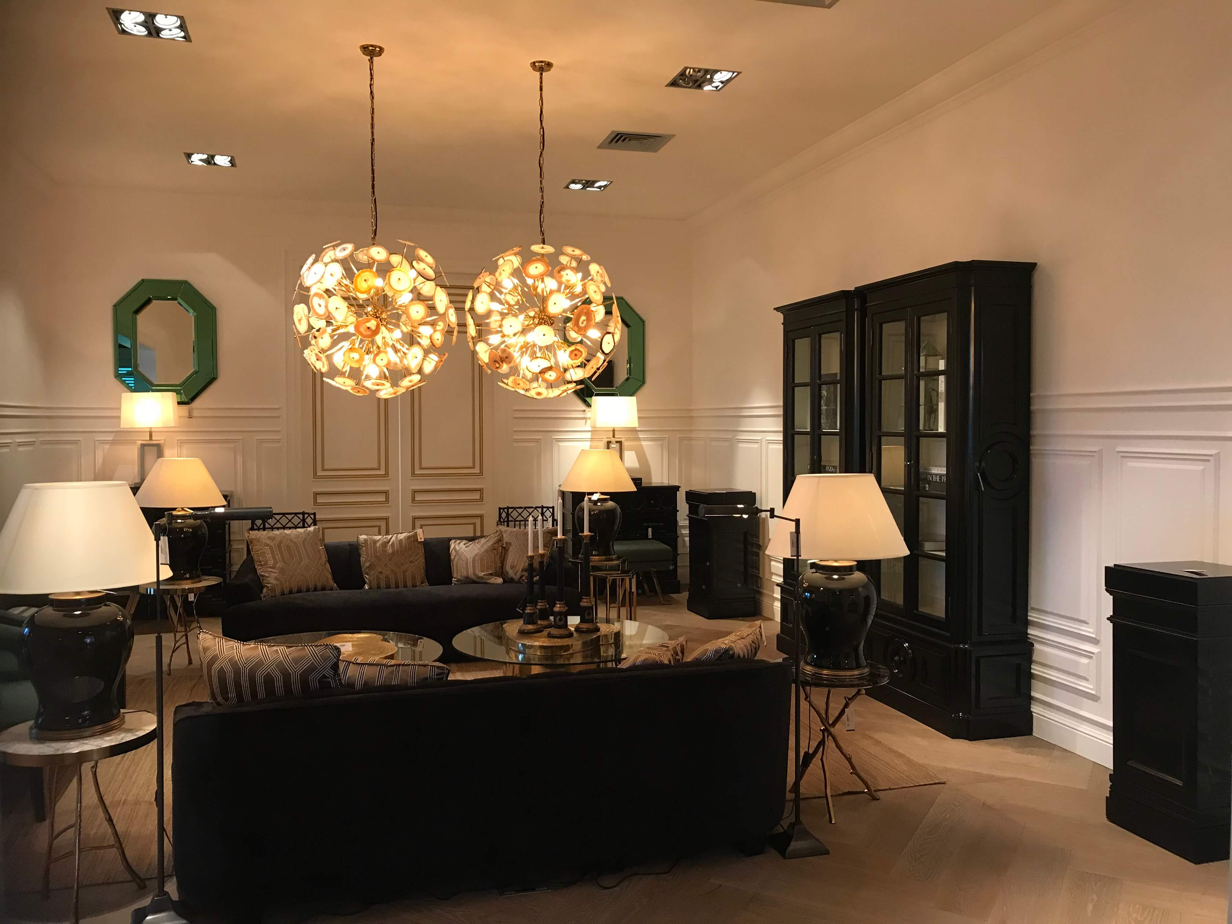 Wohnzimmer mit schwarzen Luxus Möbeln von Eichholtz
