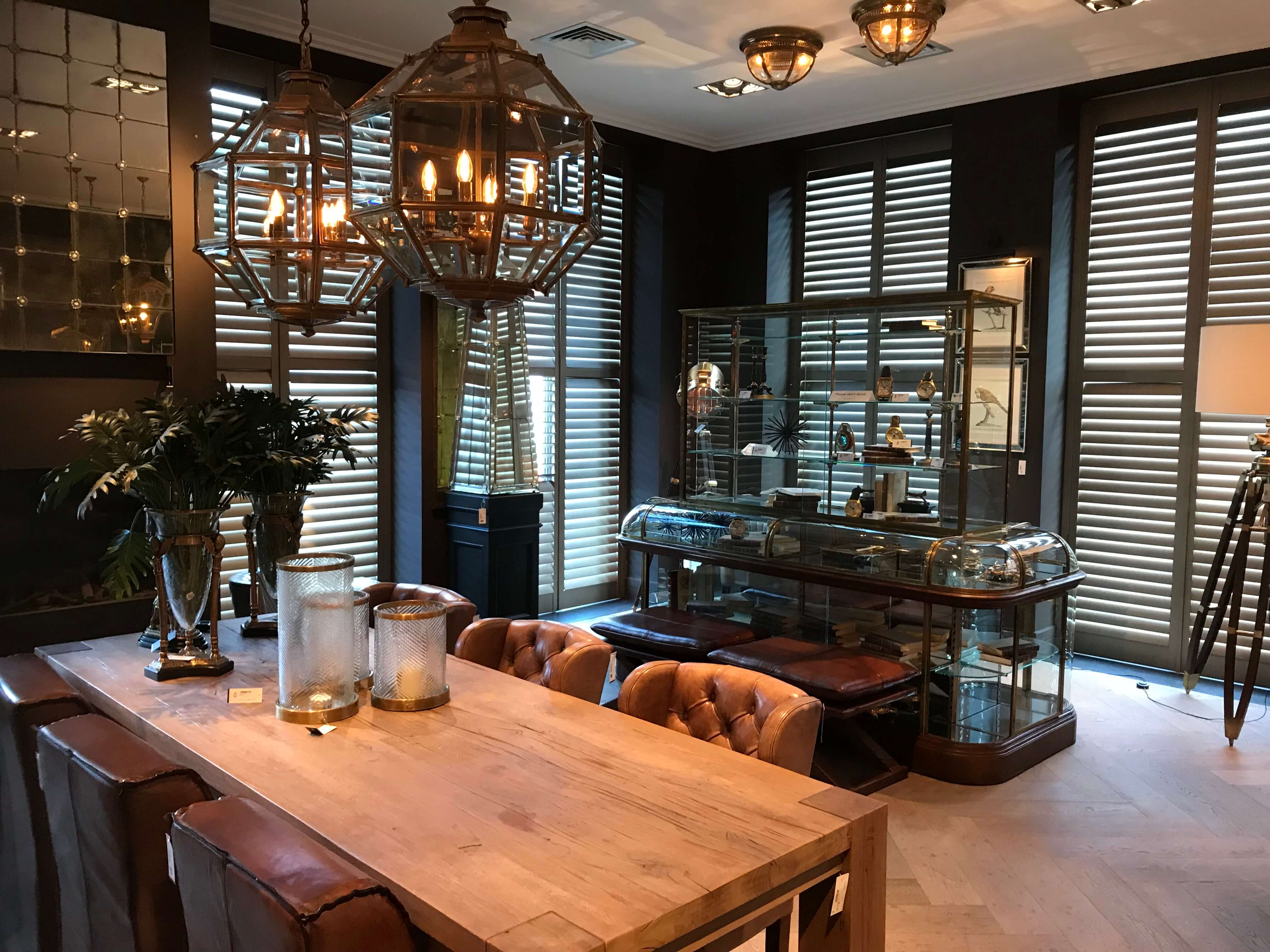 Eichholtz Luxus Möbel im Herrenzimmer aus Holz und Leder
