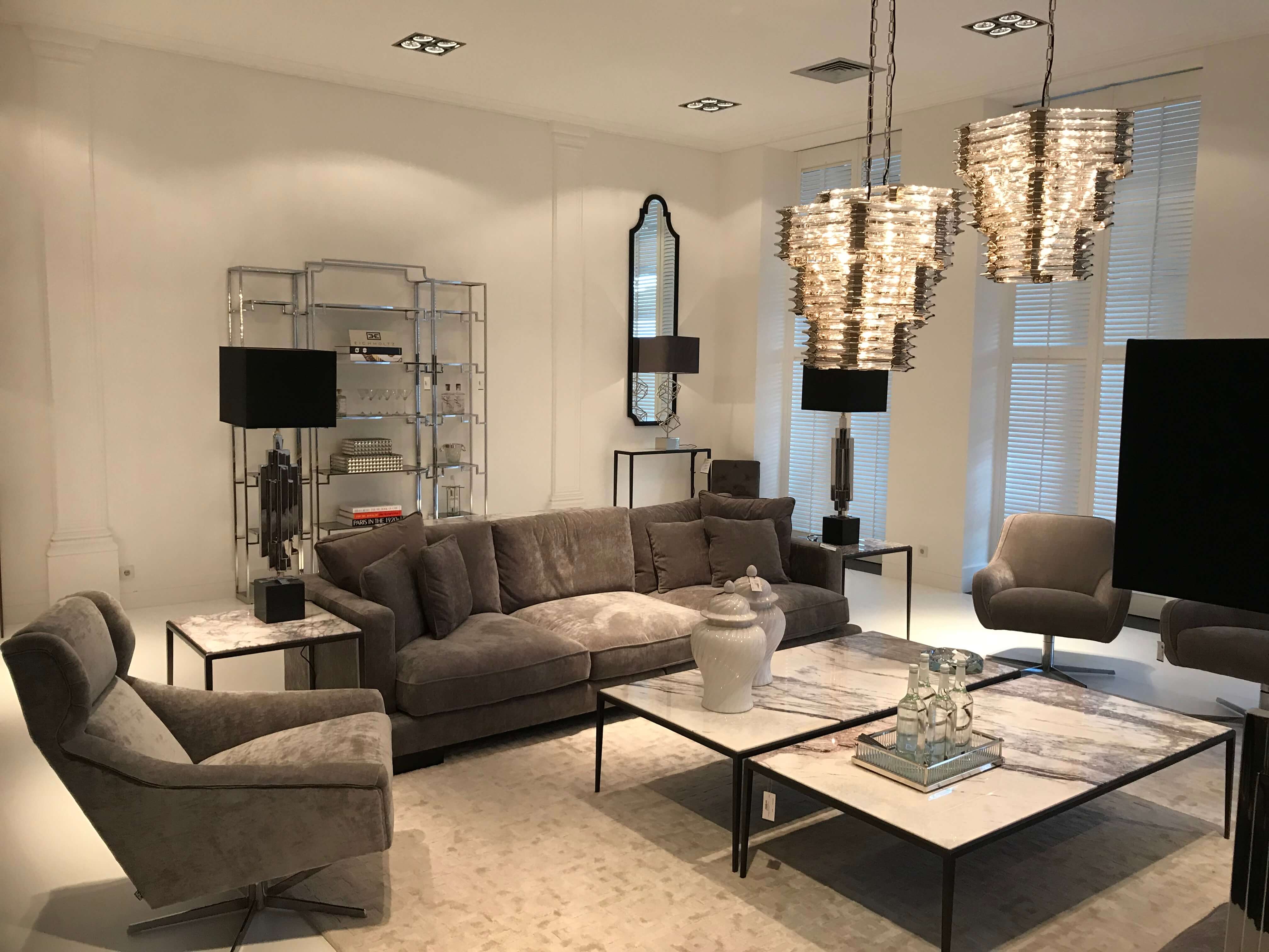 Zeitloses Wohnzimmer mit Luxus Möbel in grauem Velours