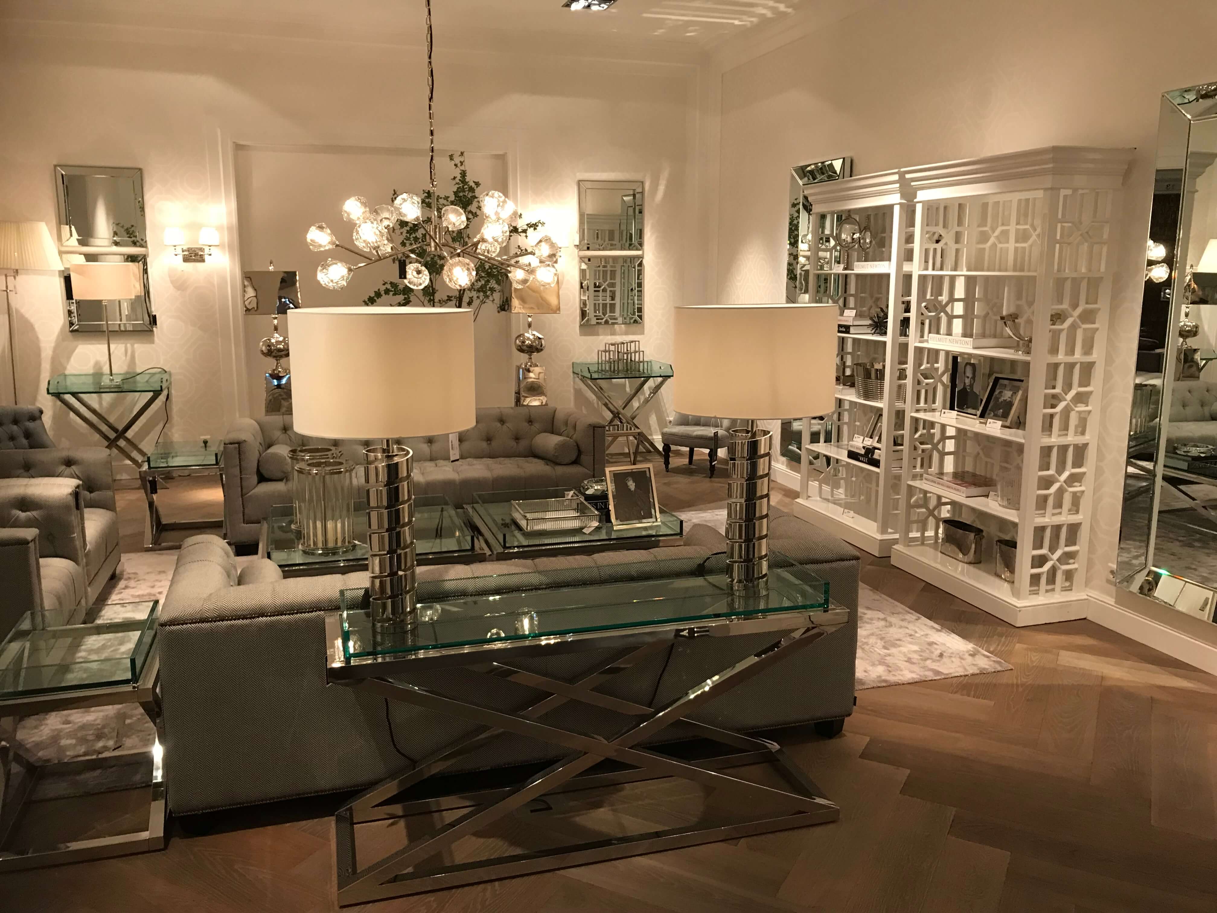 Opulentes Wohnzimmer in grau-weiß mit Luxus Möbeln von Eichholtz
