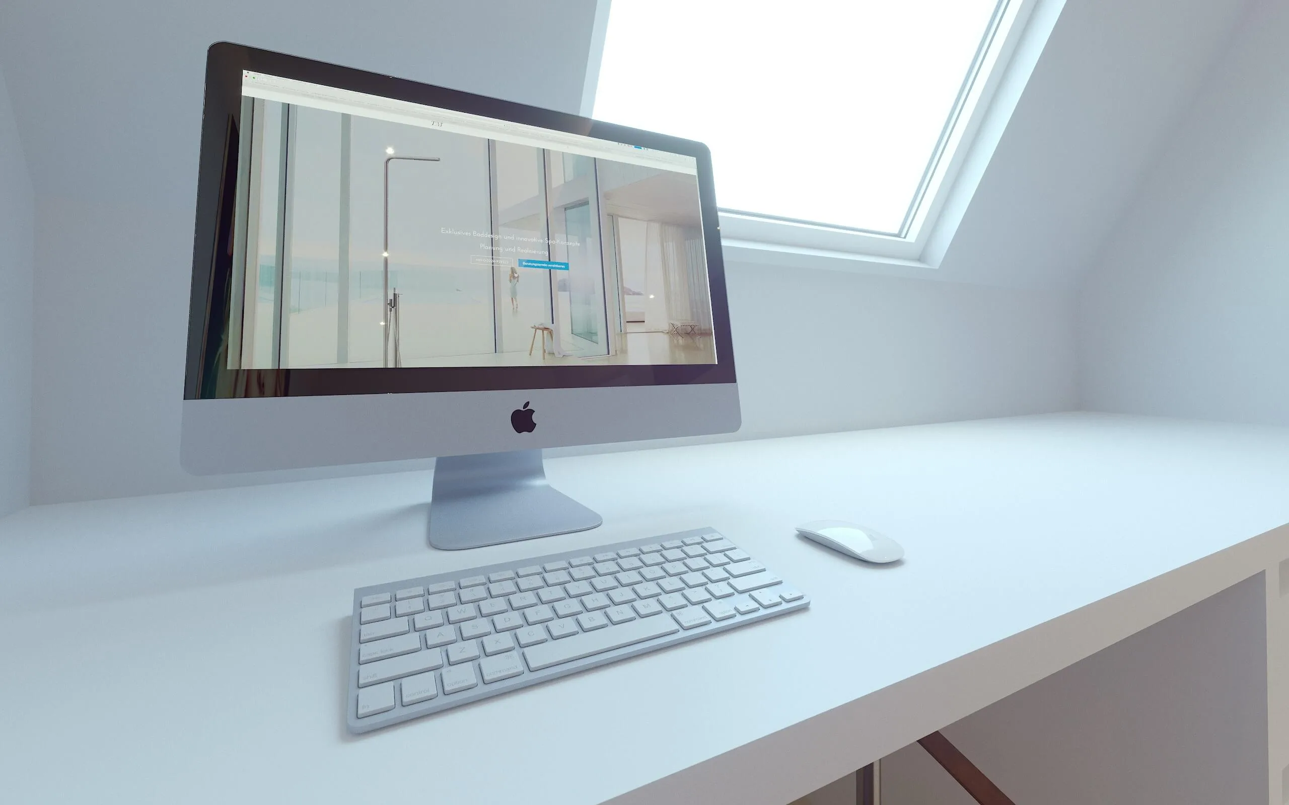 Monitor vor Dachschräge mit Fenster Apple-Monitor und weiße Tastatur auf weißem Schreibtisch vor einer Dachschräge mit Fenster