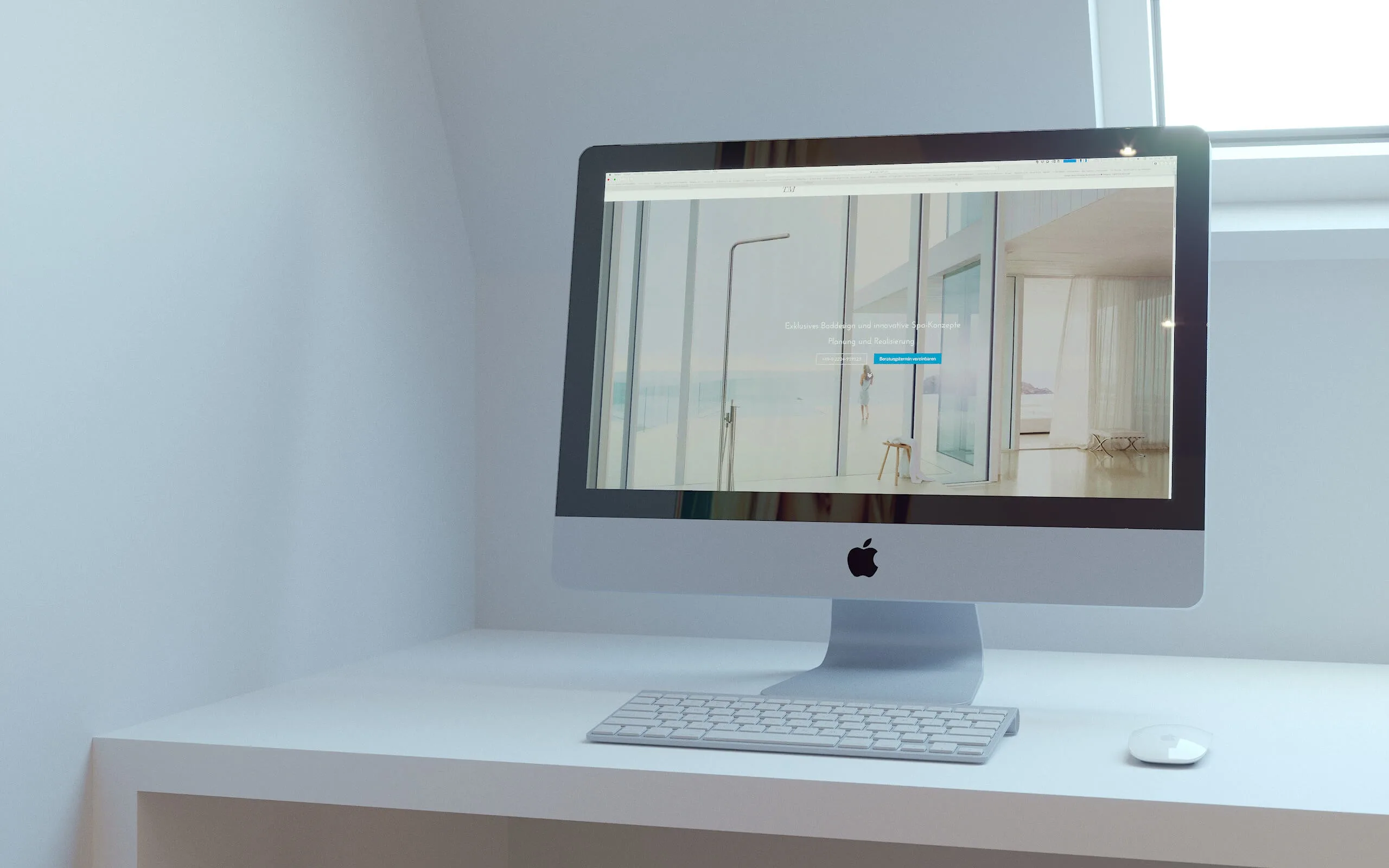 PC-Monitor auf weißem Schreibtisch Weißer Apple-Monitor mit Designer-Webpage aus weißem Schreibtisch vor einer weißen Wand